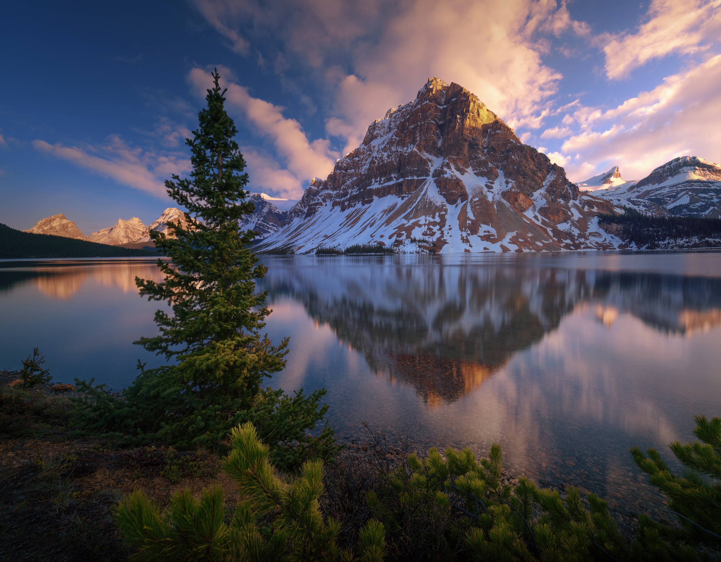 Bow Lake and Crowfoot Glacier in Banff National Park, Canada HD Wallpaper