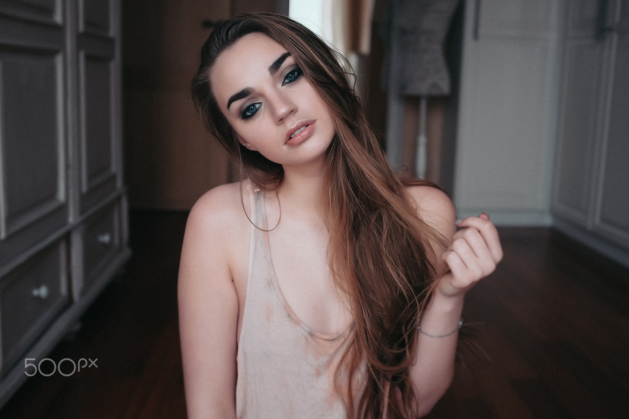 Woman with long brown hair and blue eyes HD Wallpaper