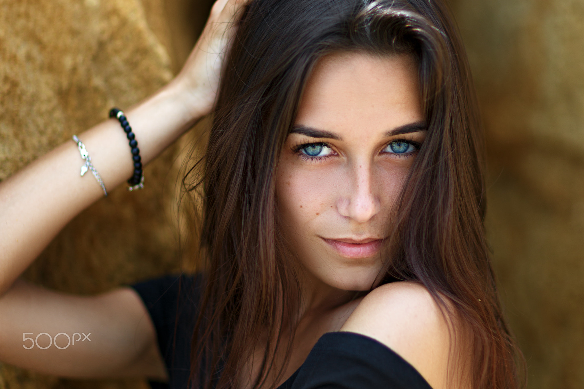 Portrait of a woman with blue eyes HD Wallpaper