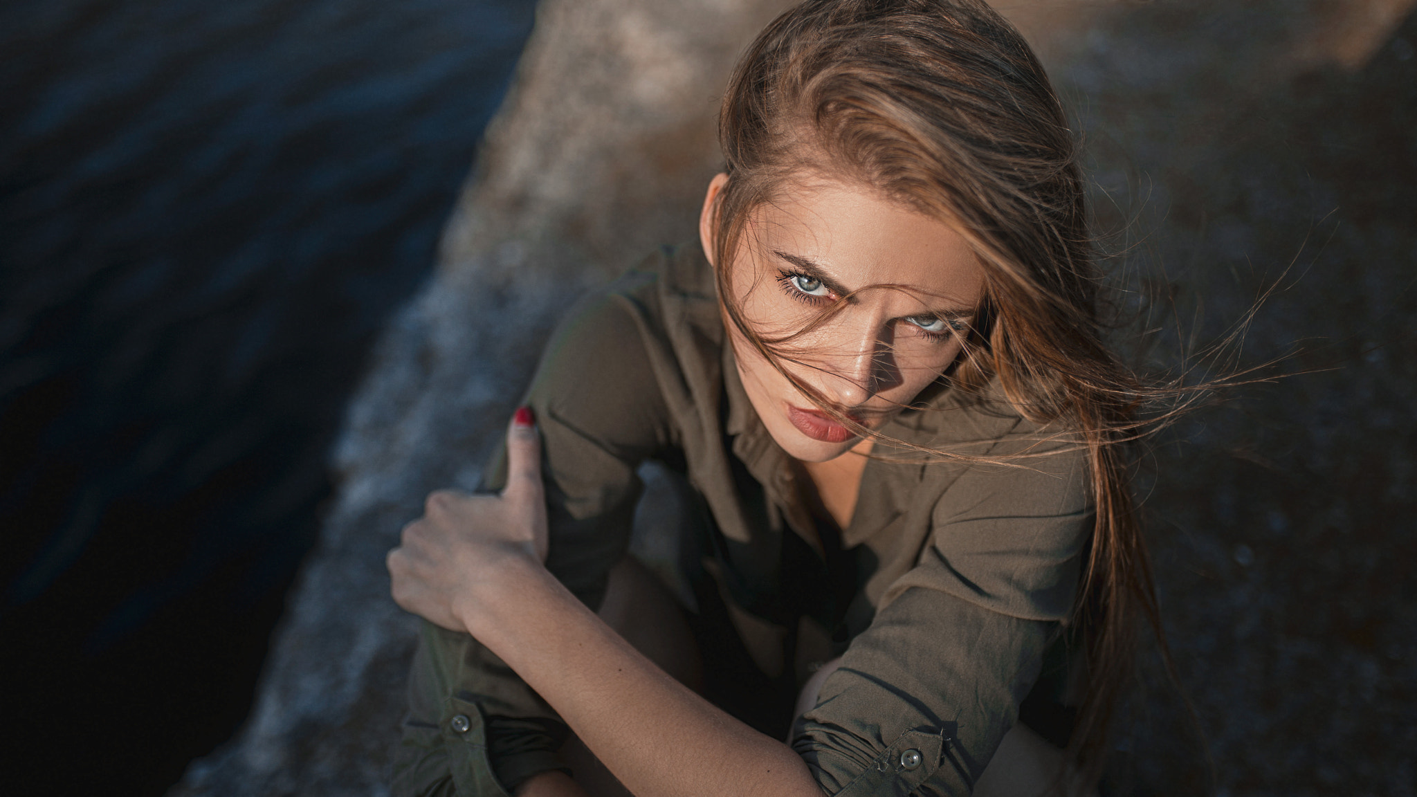Woman with blonde hair looking up HD Wallpaper