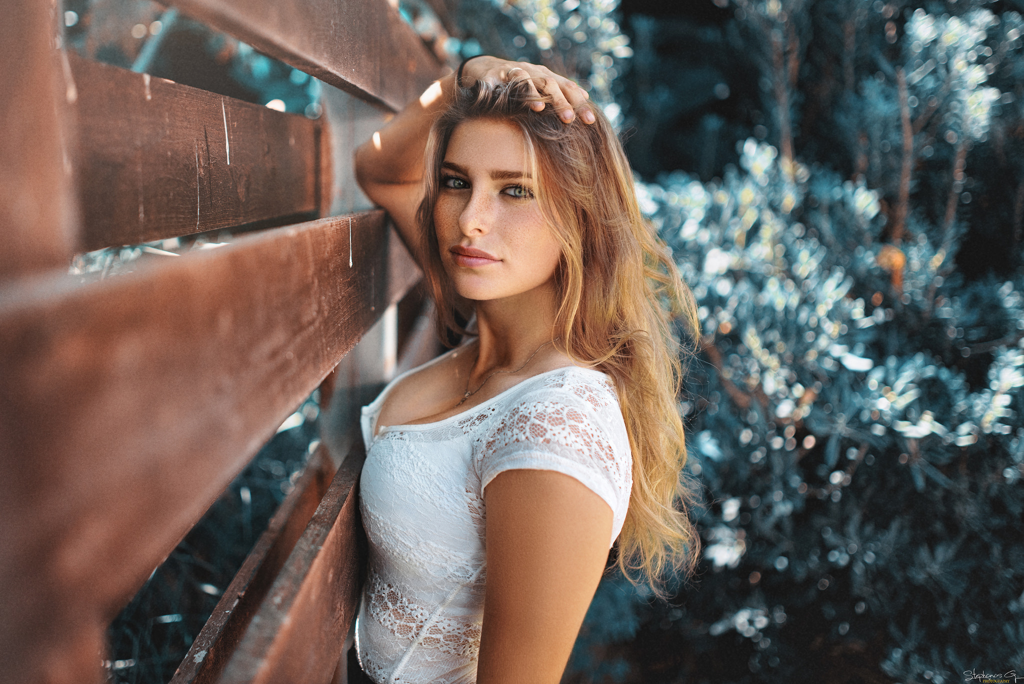 Woman with blonde hair leaning against a wooden fence HD Wallpaper