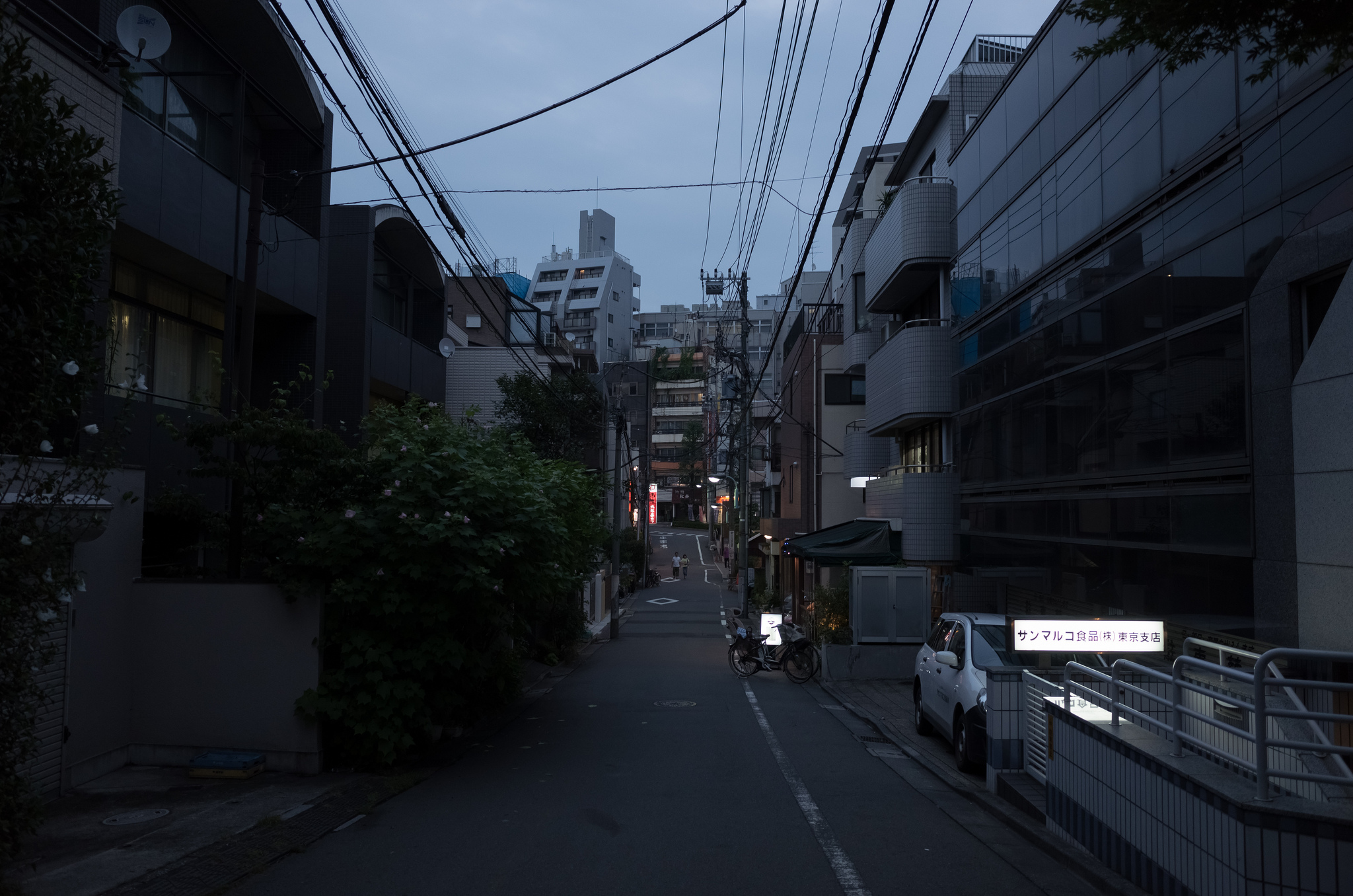 Street in Japan at Dusk with Buildings and Wires HD Wallpaper
