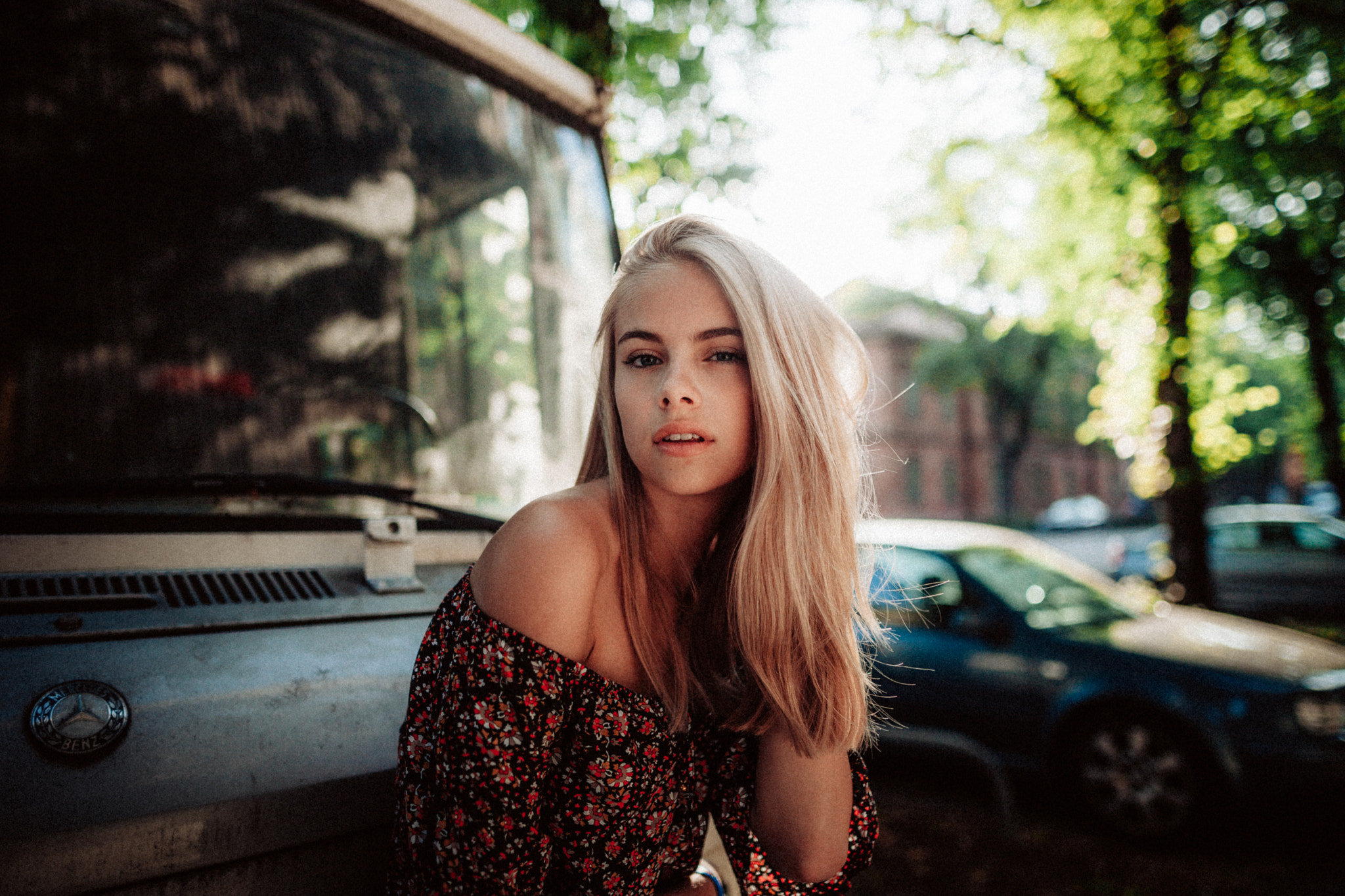 Woman with blonde hair in front of a car HD Wallpaper