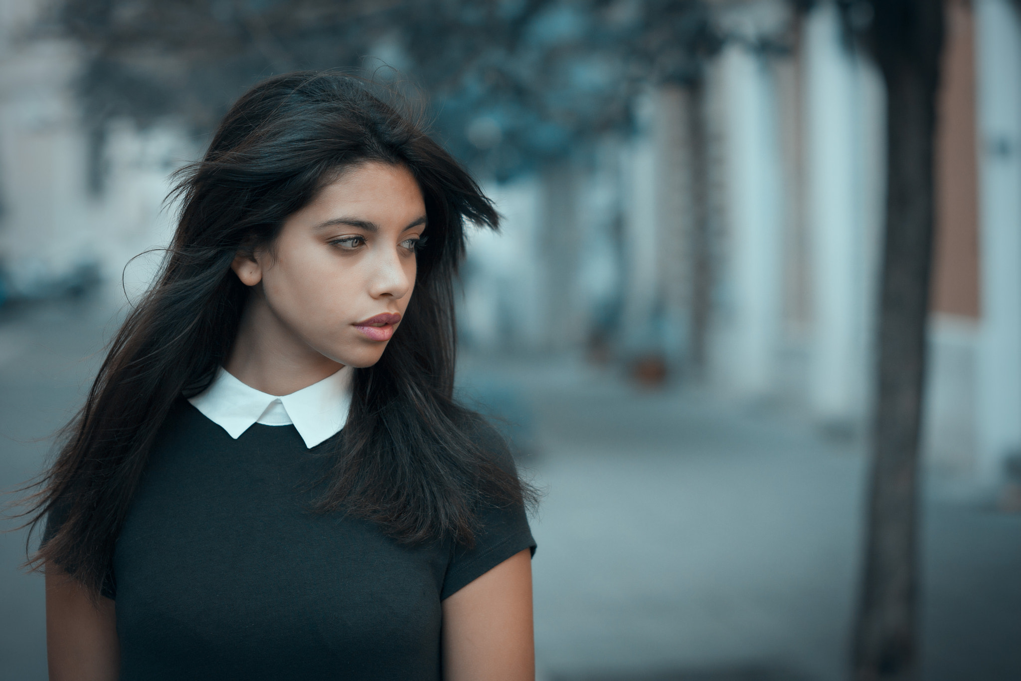 Portrait of a young woman looking away HD Wallpaper
