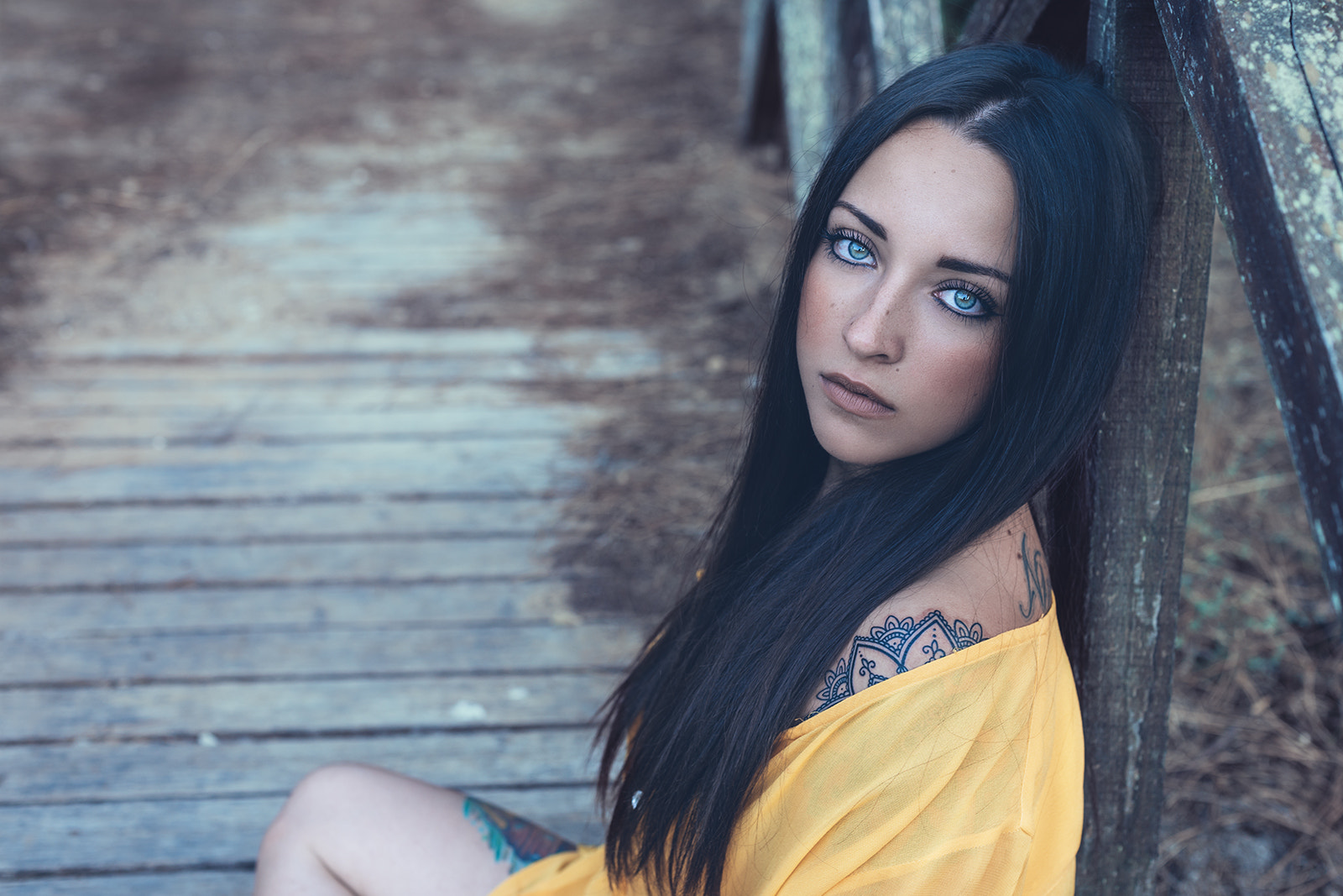 Woman with blue eyes and tattoos HD Wallpaper