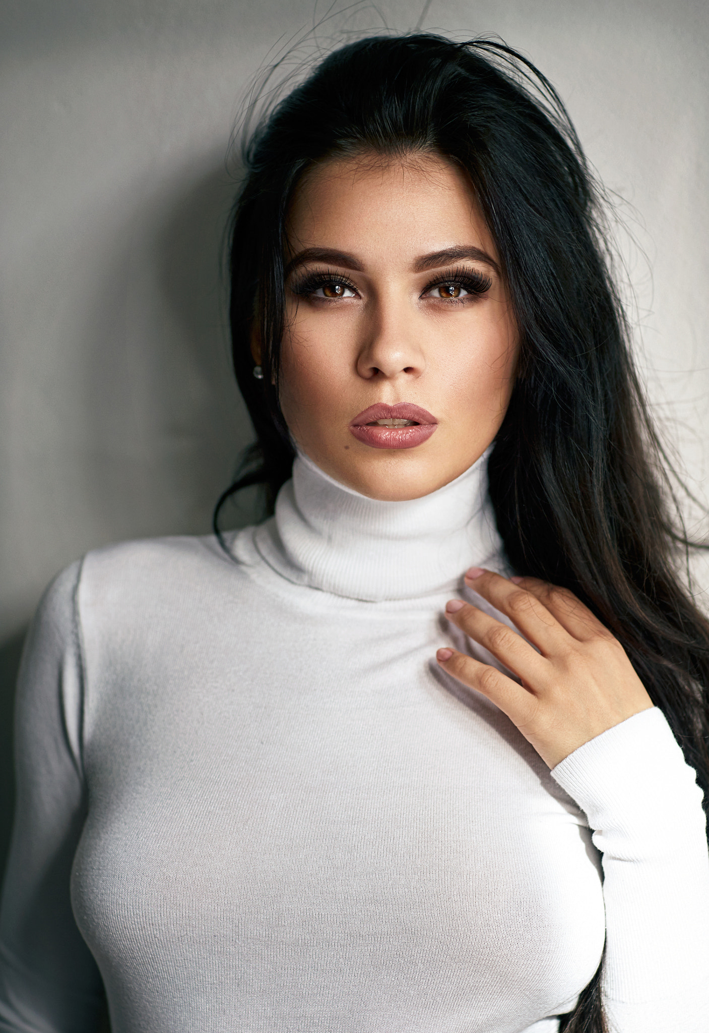 Woman in white turtleneck, portrait photography HD Wallpaper