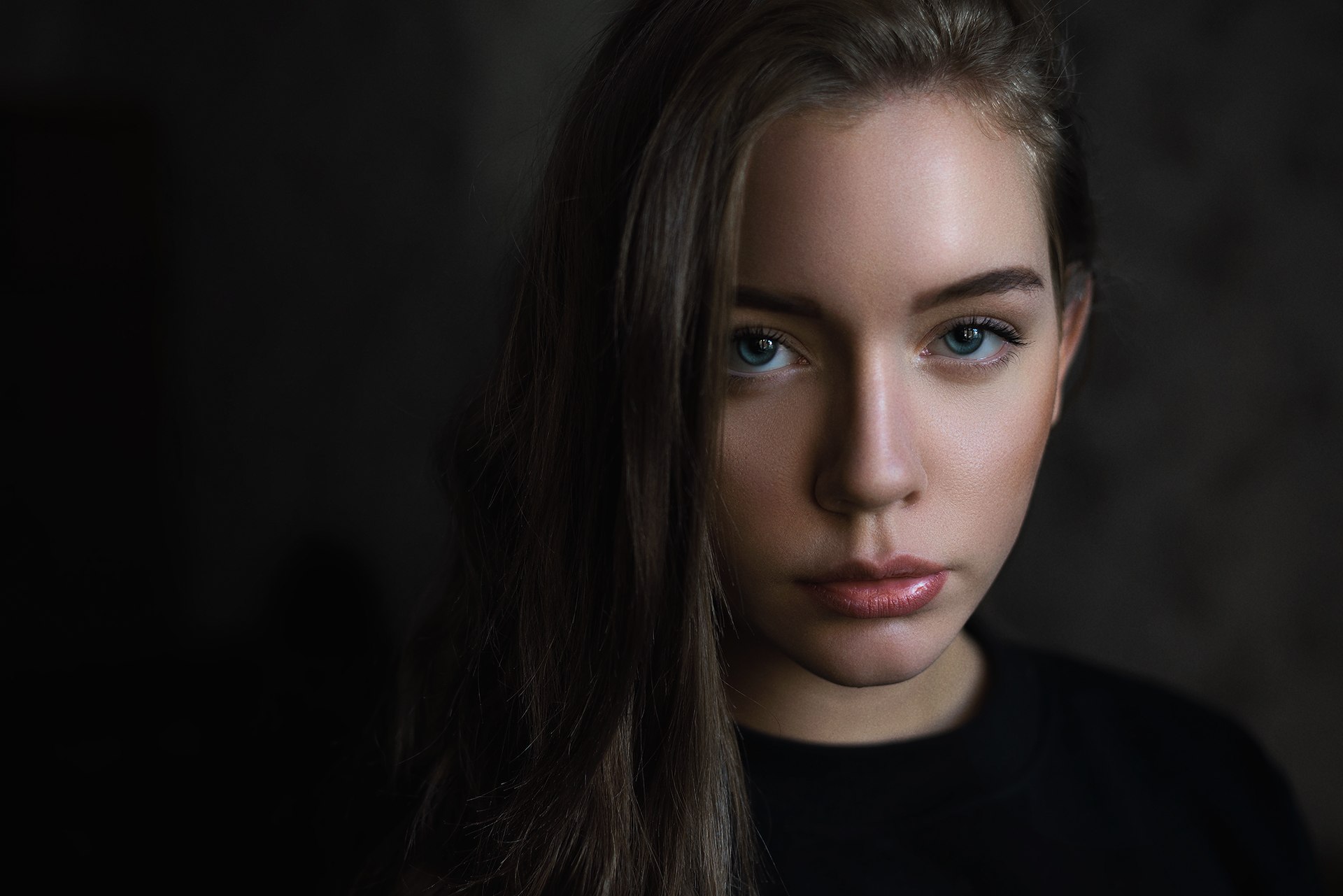 Portrait of a young woman with blue eyes HD Wallpaper