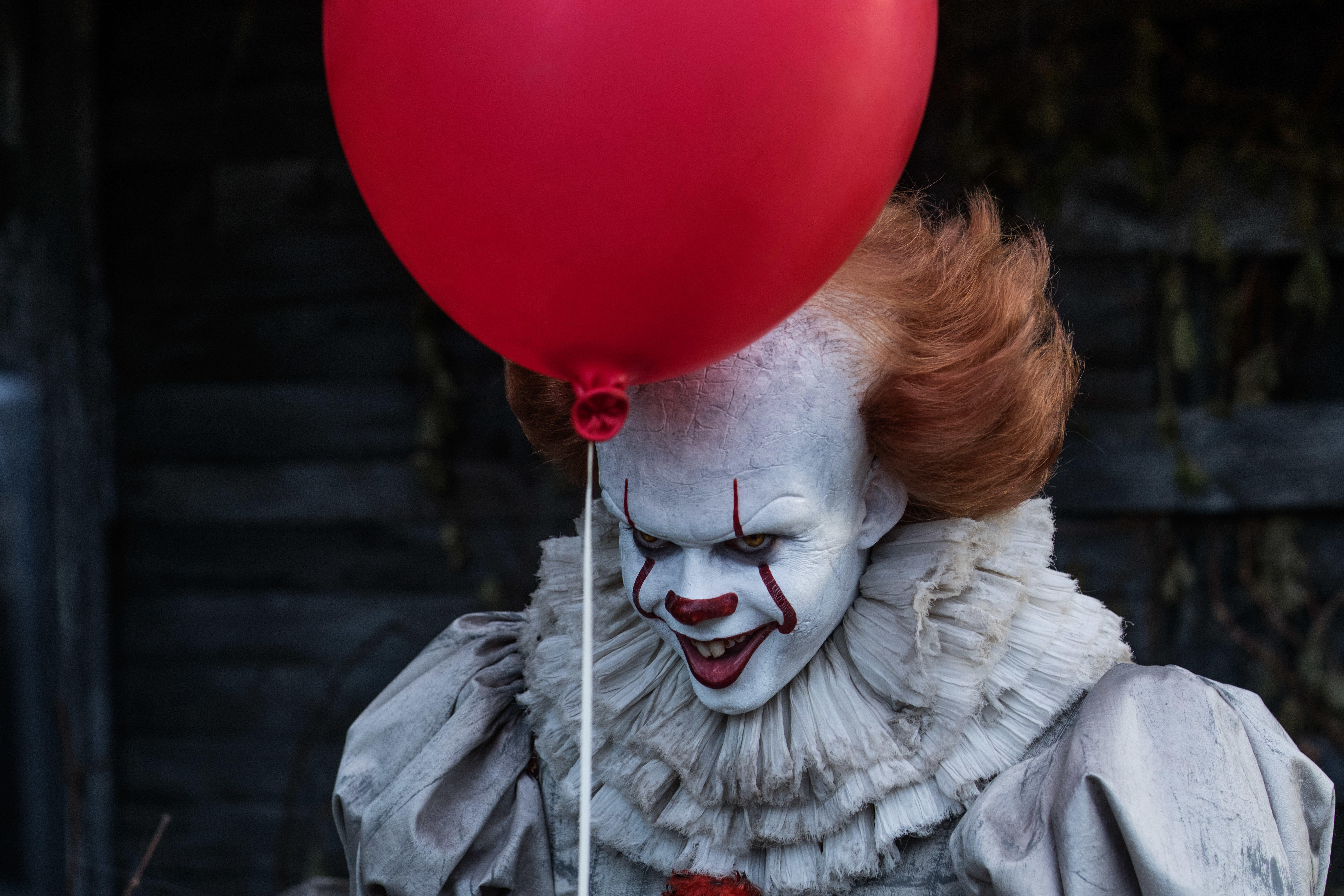 Pennywise the Clown from IT holding a red balloon HD Wallpaper