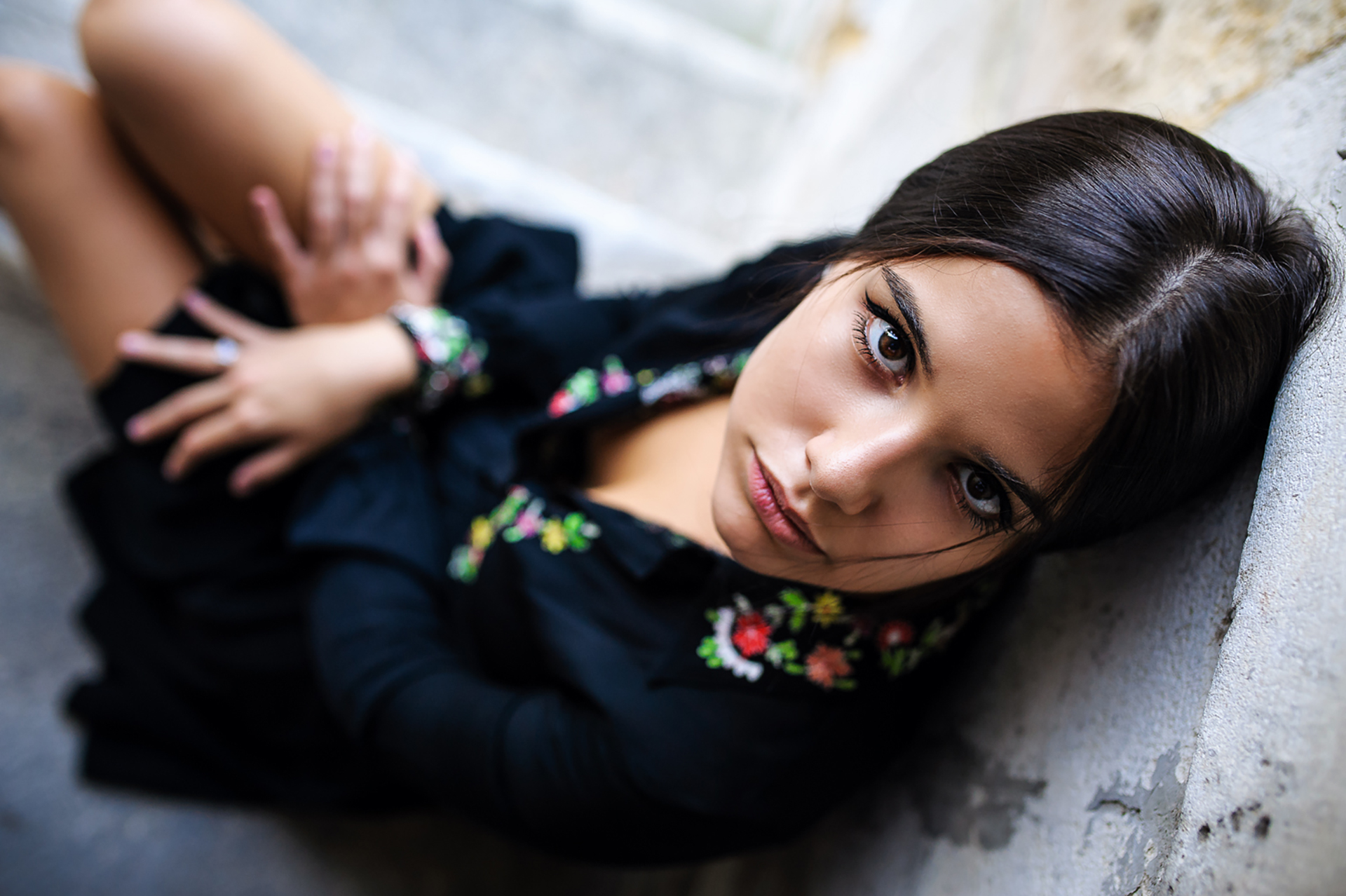 Woman sitting on stairs with embroidered dress HD Wallpaper