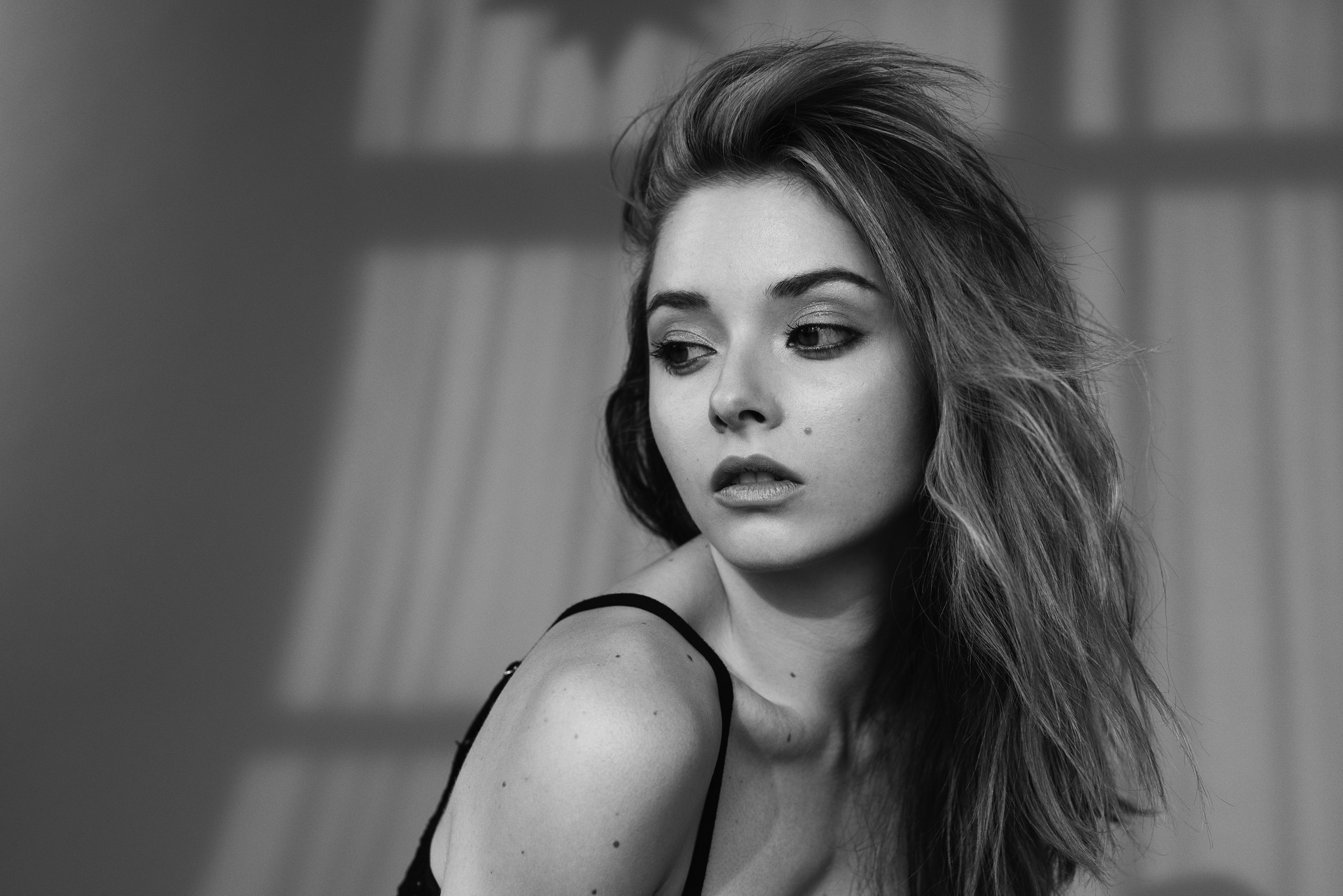 Monochrome portrait of a woman with long hair HD Wallpaper