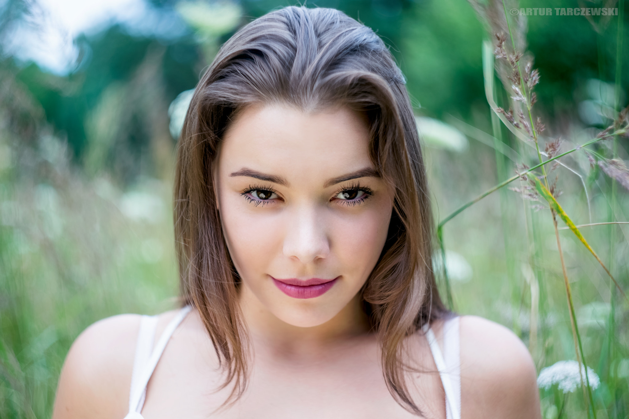 Portrait of a young woman outdoors HD Wallpaper