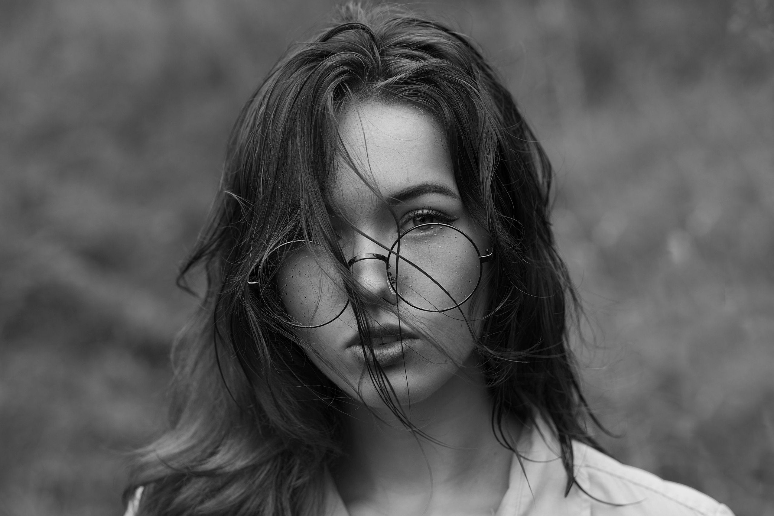 Monochrome portrait of a woman with glasses HD Wallpaper