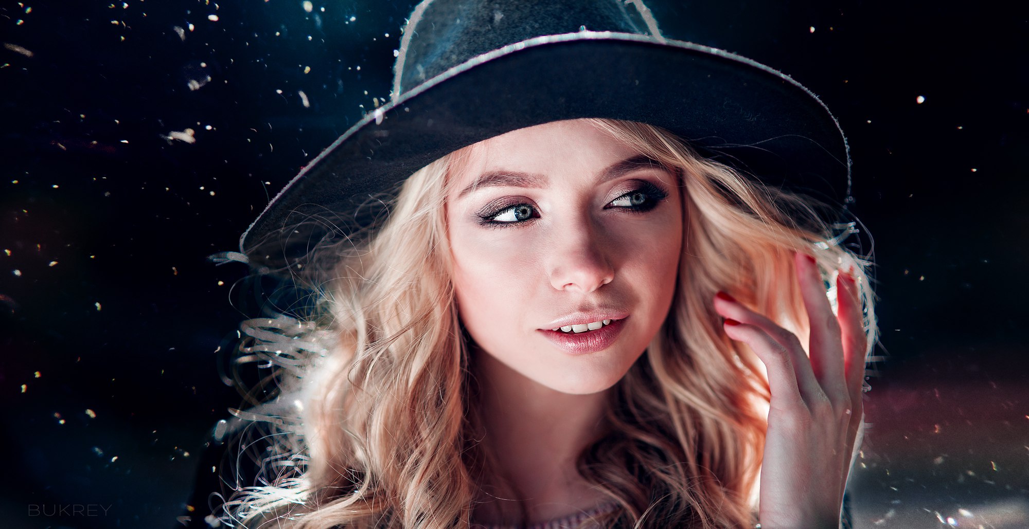 Woman with blonde hair wearing a hat HD Wallpaper