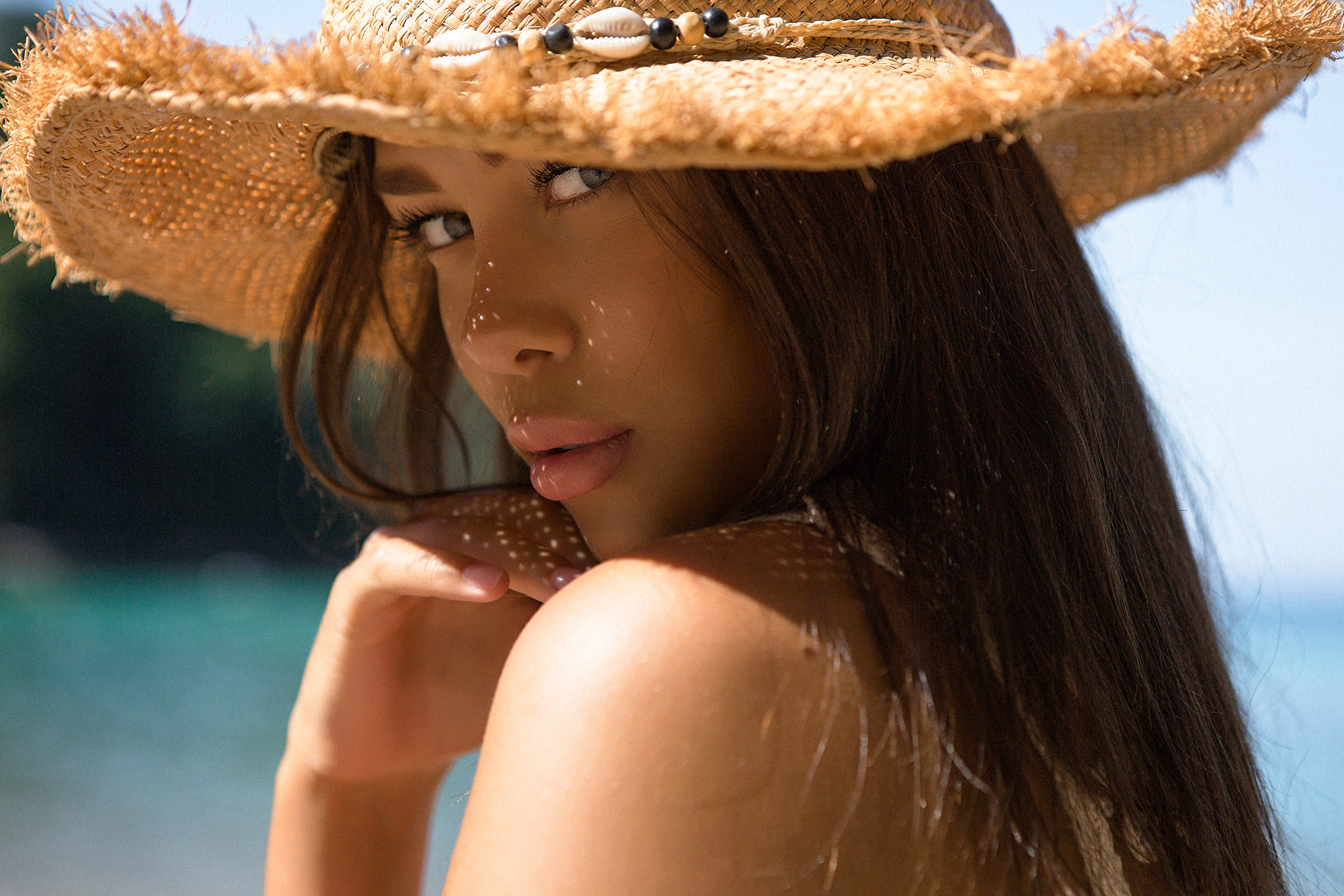 Woman wearing a straw hat on the beach HD Wallpaper
