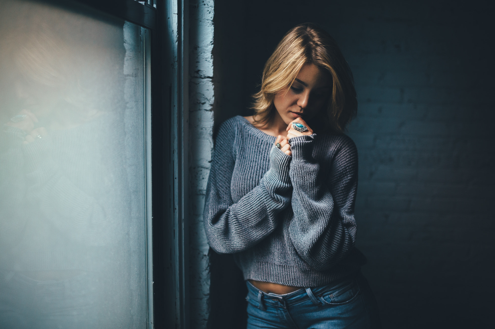 Woman in grey sweater and jeans HD Wallpaper