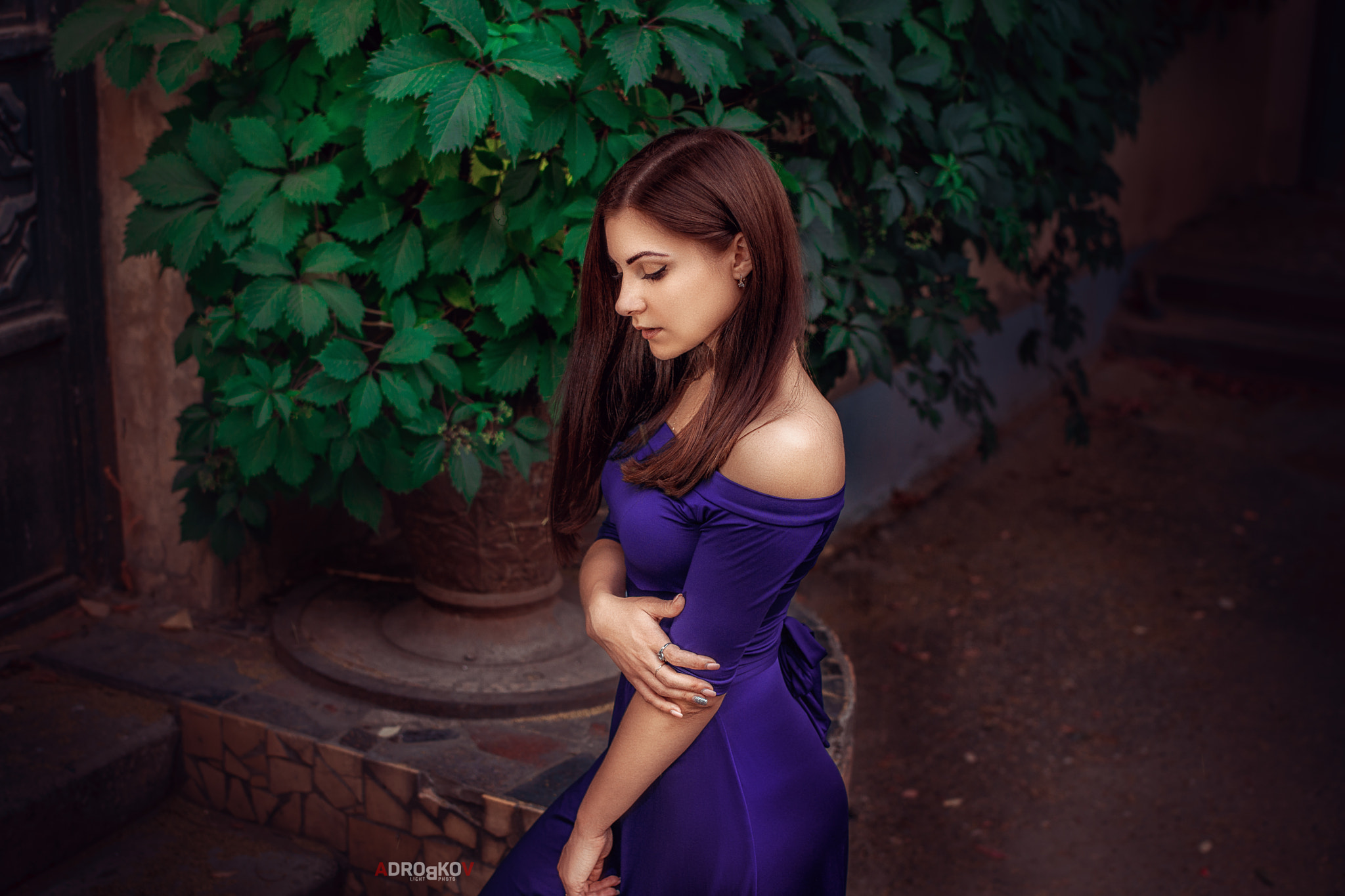 Woman in a purple dress outdoors HD Wallpaper