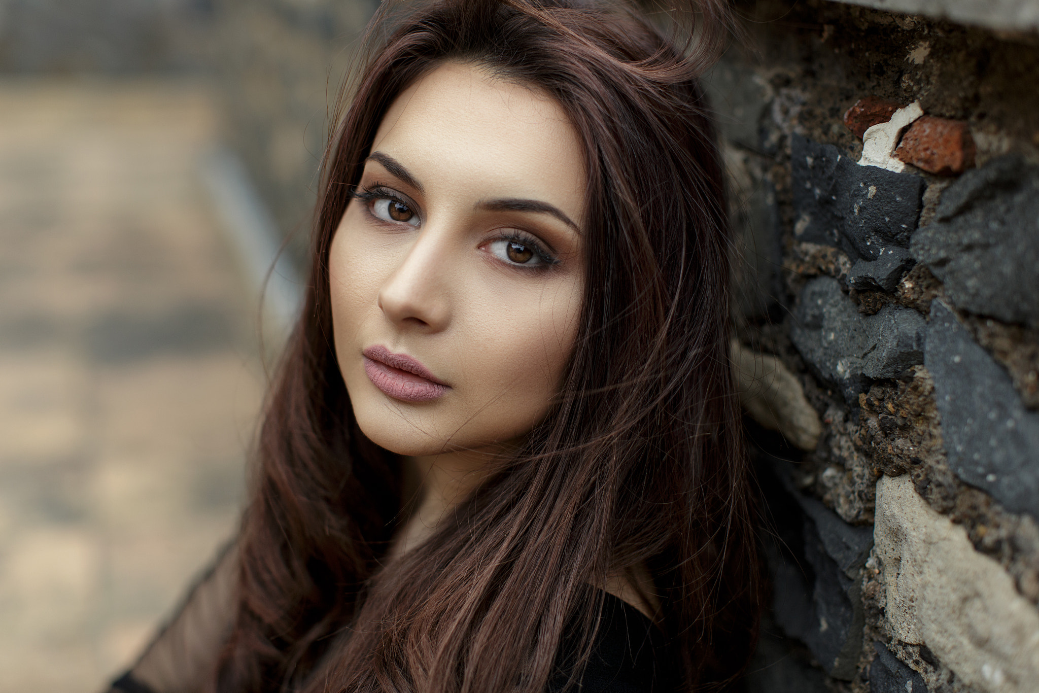 Woman's portrait with depth of field HD Wallpaper