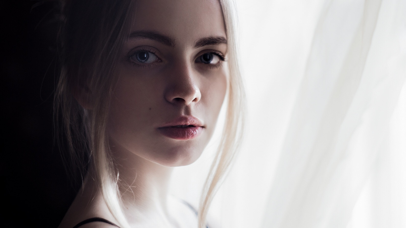 Portrait of a blonde woman with blue eyes HD Wallpaper