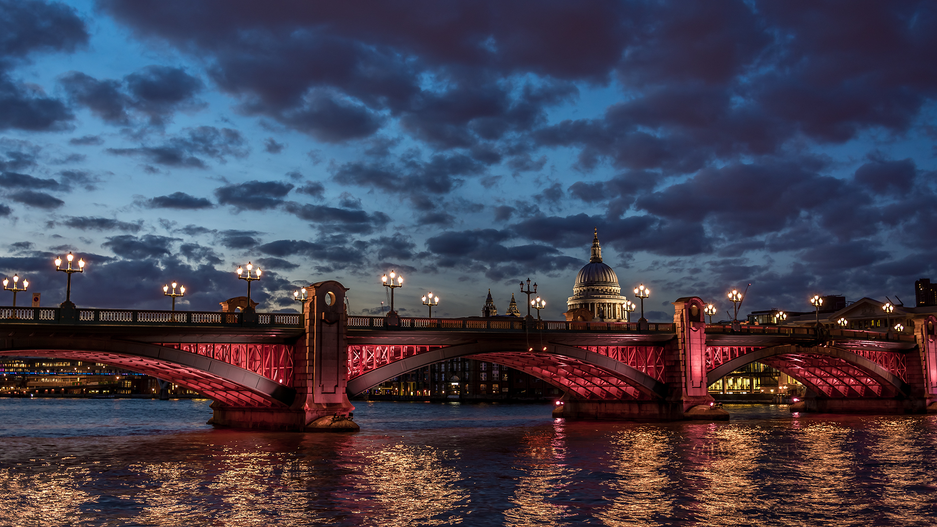 London bridge at dusk with St. Paul's Cathedral HD Wallpaper