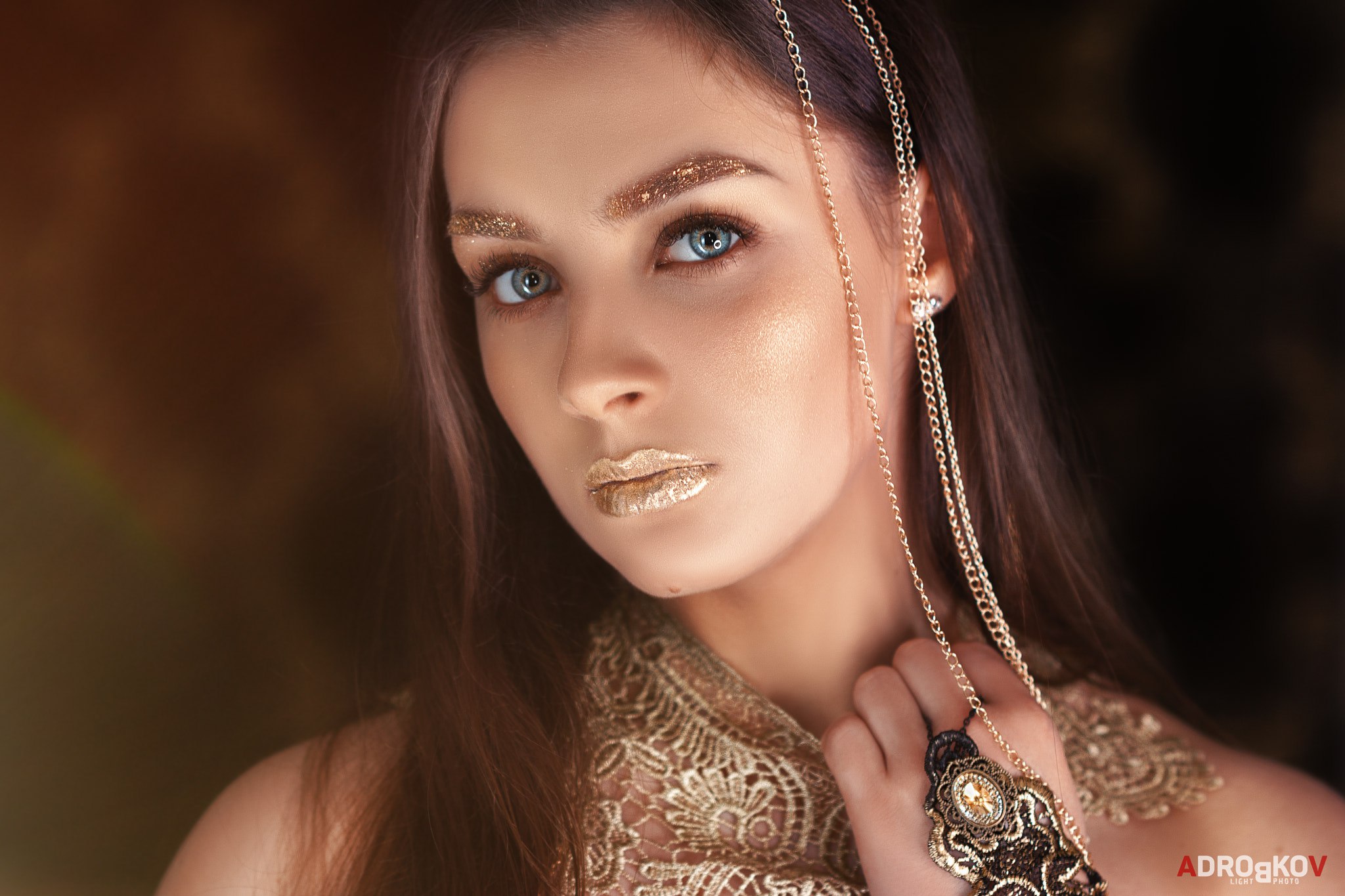 Woman with gold makeup and jewelry HD Wallpaper