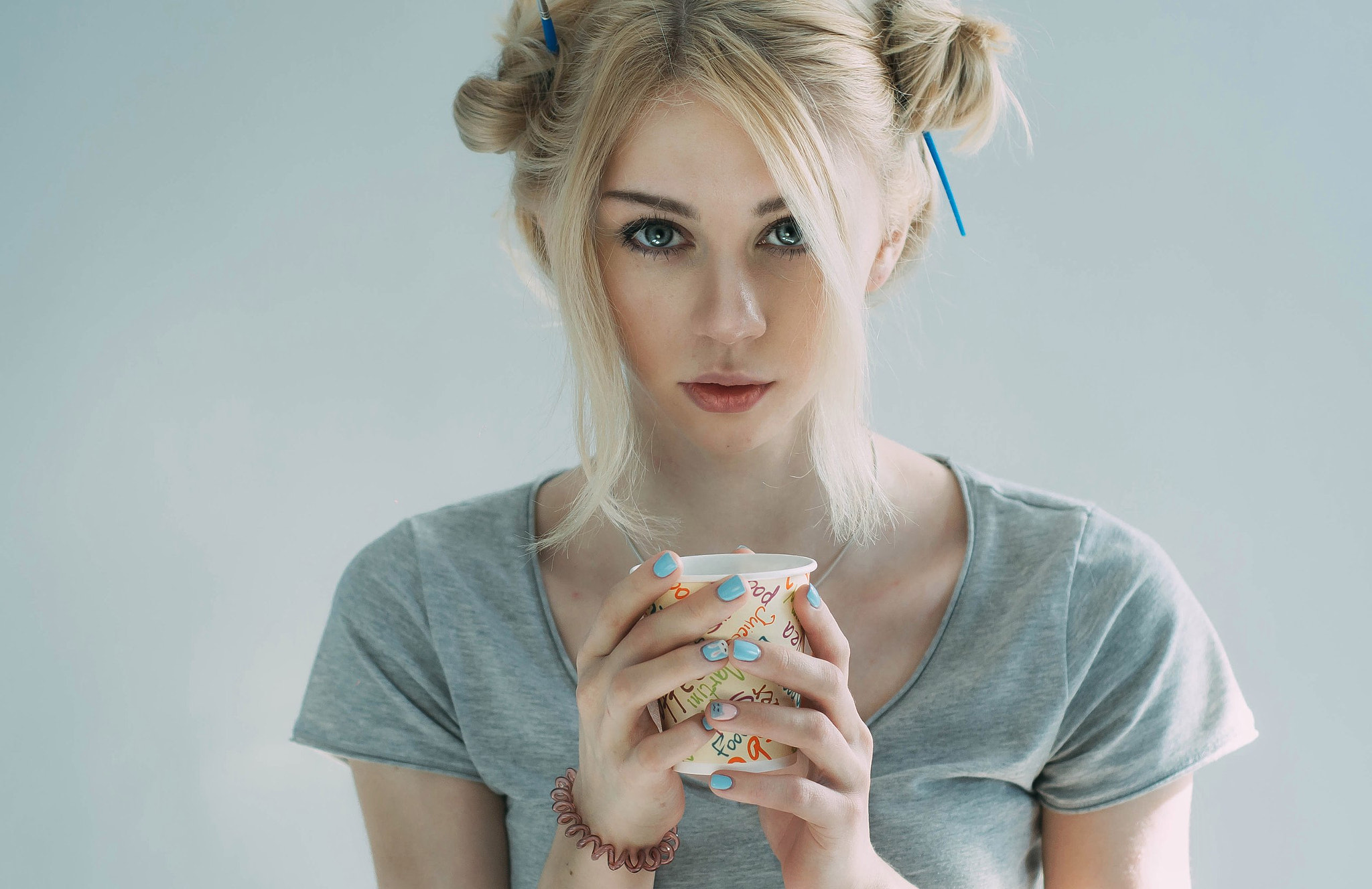 Woman with blonde hair holding a cup HD Wallpaper