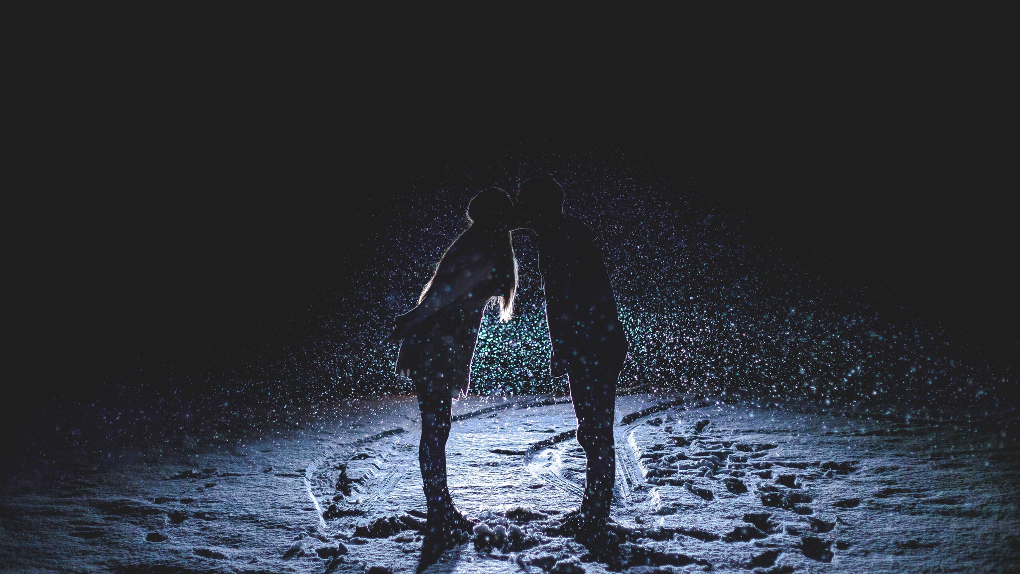 Couple kissing in the snow at night HD Wallpaper