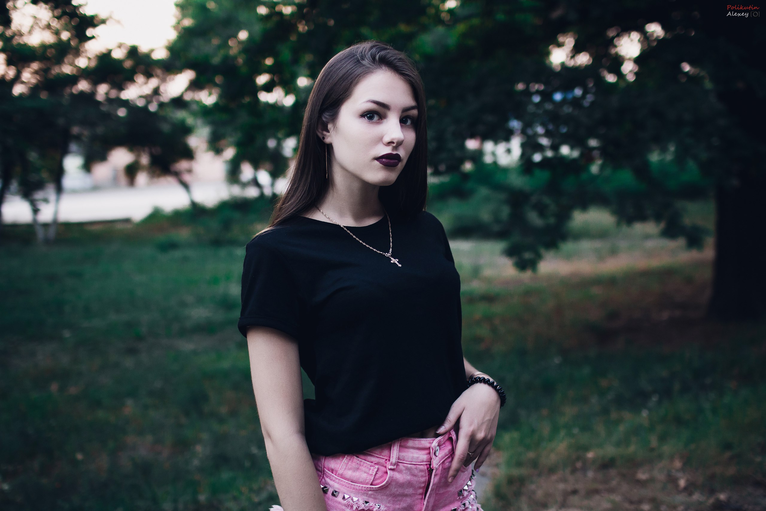 Woman wearing a black t-shirt and pink jean shorts HD Wallpaper
