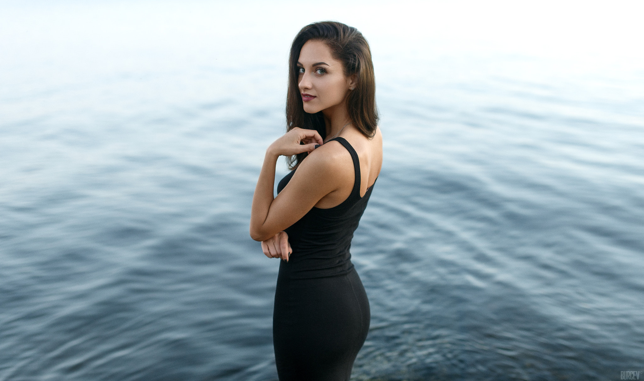 Woman in black dress by the water HD Wallpaper