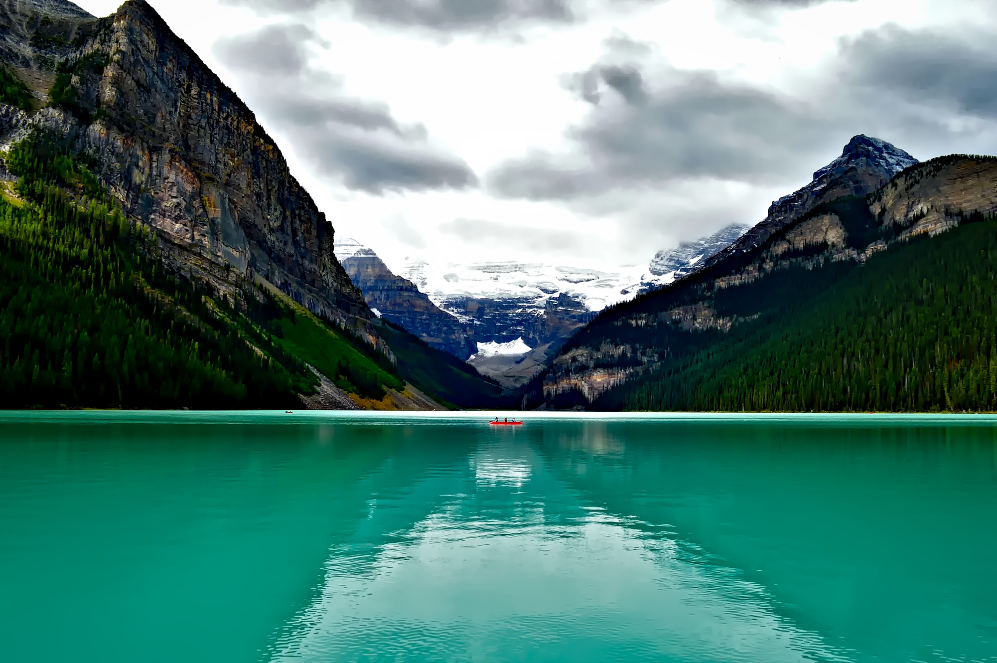 Turquoise lake with mountains and a red boat HD Wallpaper