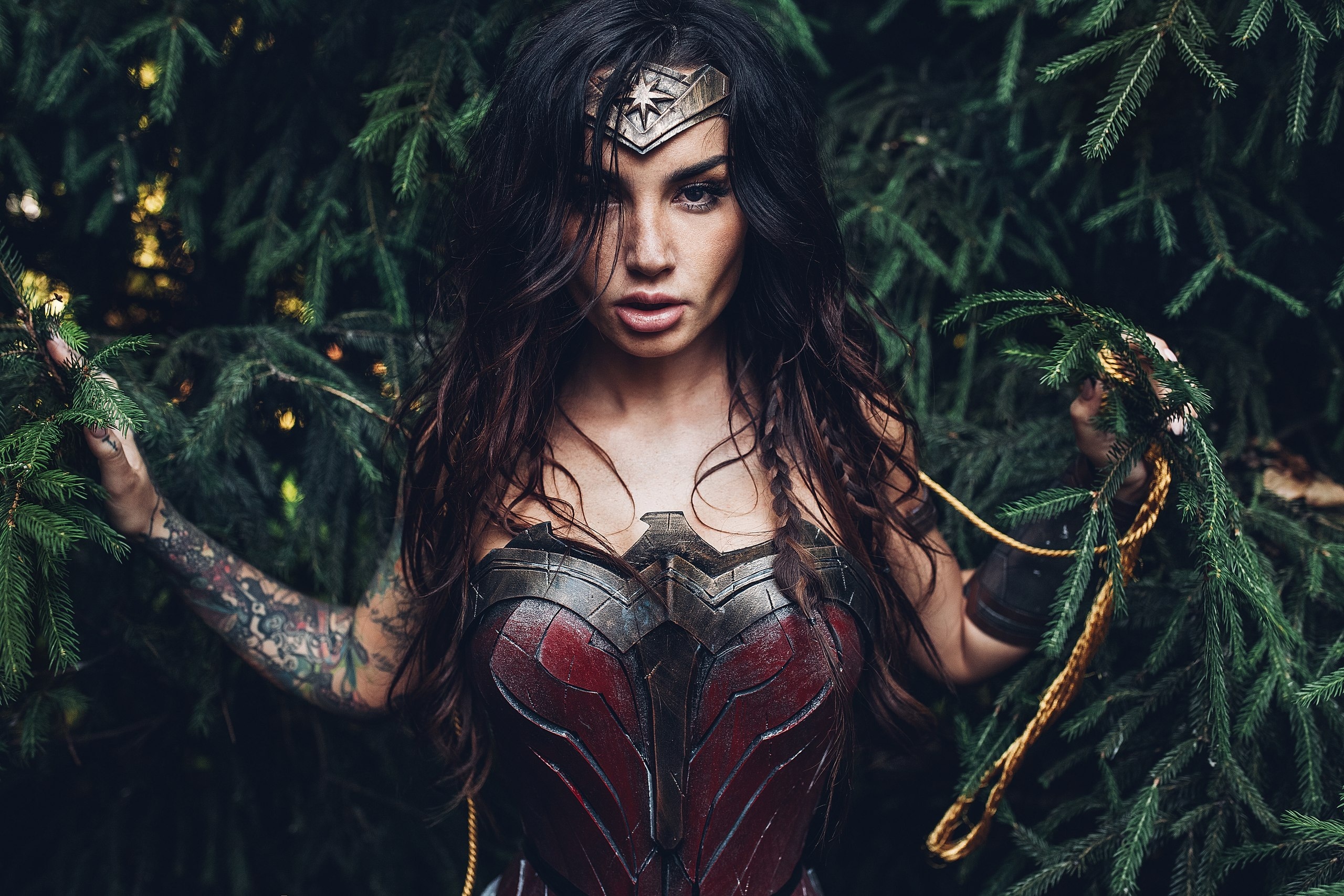 Wonder Woman cosplay model in forest HD Wallpaper