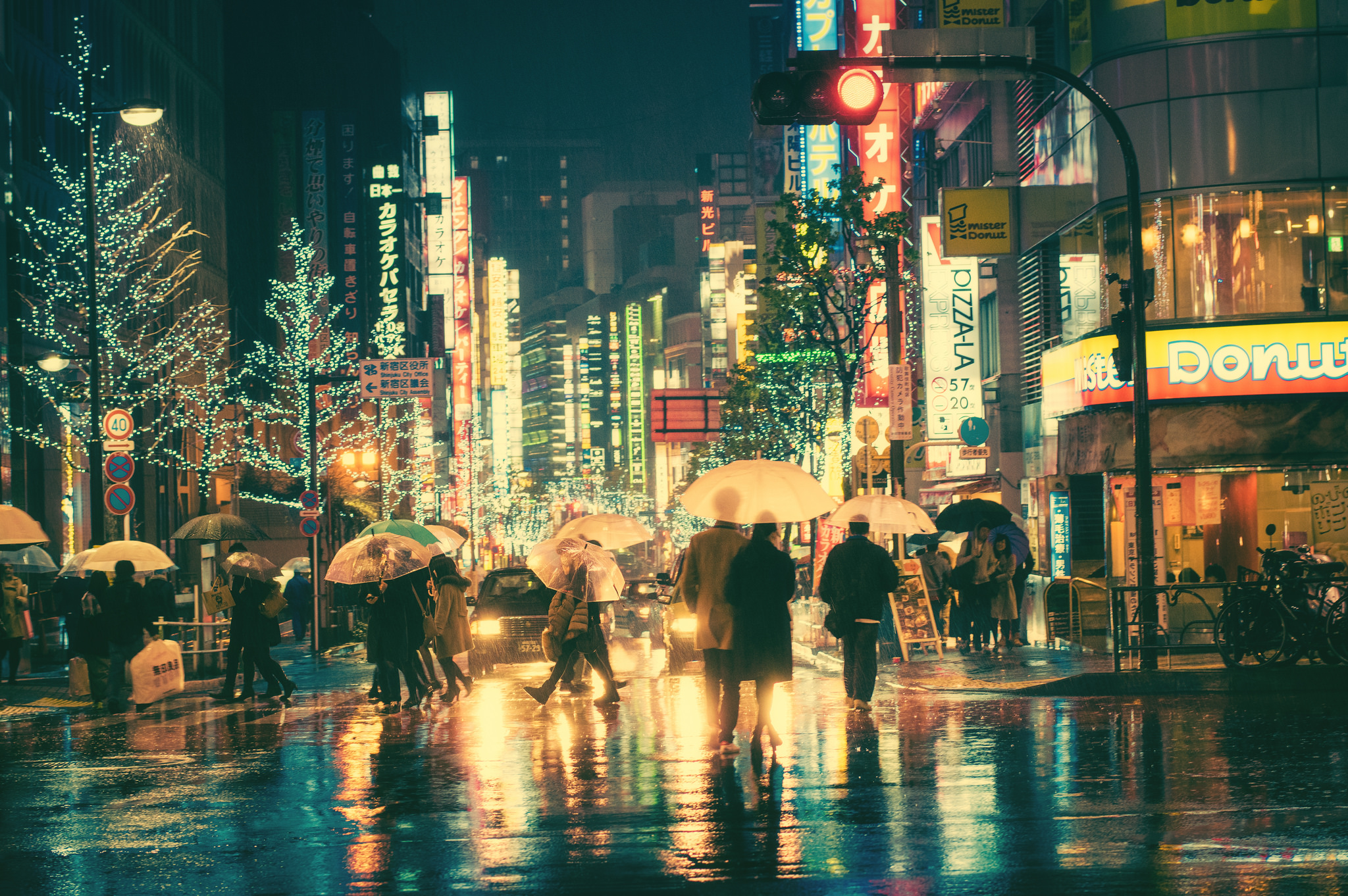 People with umbrellas in rainy Tokyo at night HD Wallpaper