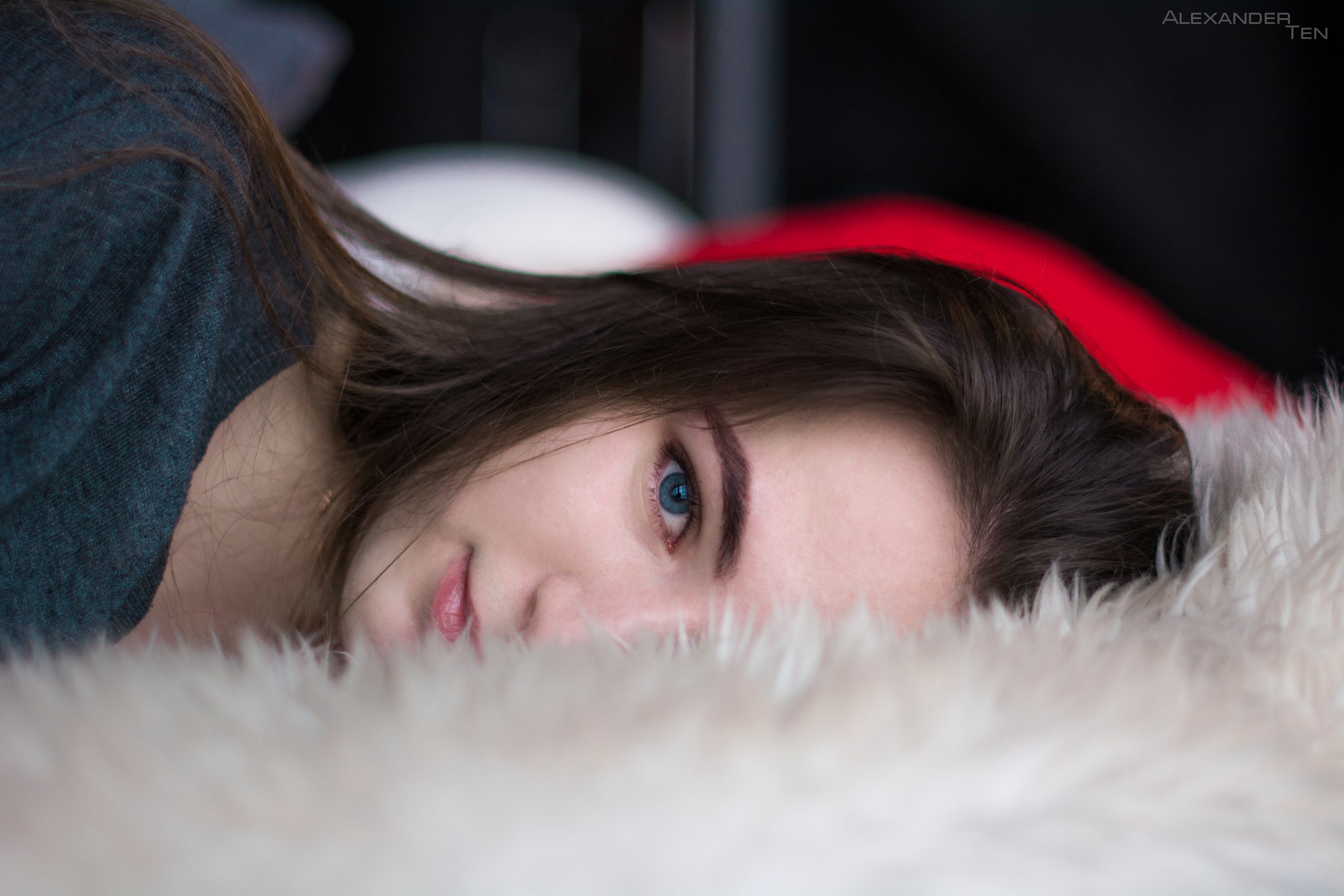 Woman with blue eyes lying on fur HD Wallpaper