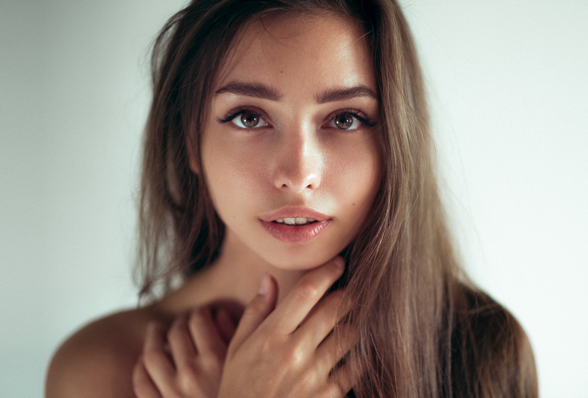 Portrait of a young woman HD Wallpaper