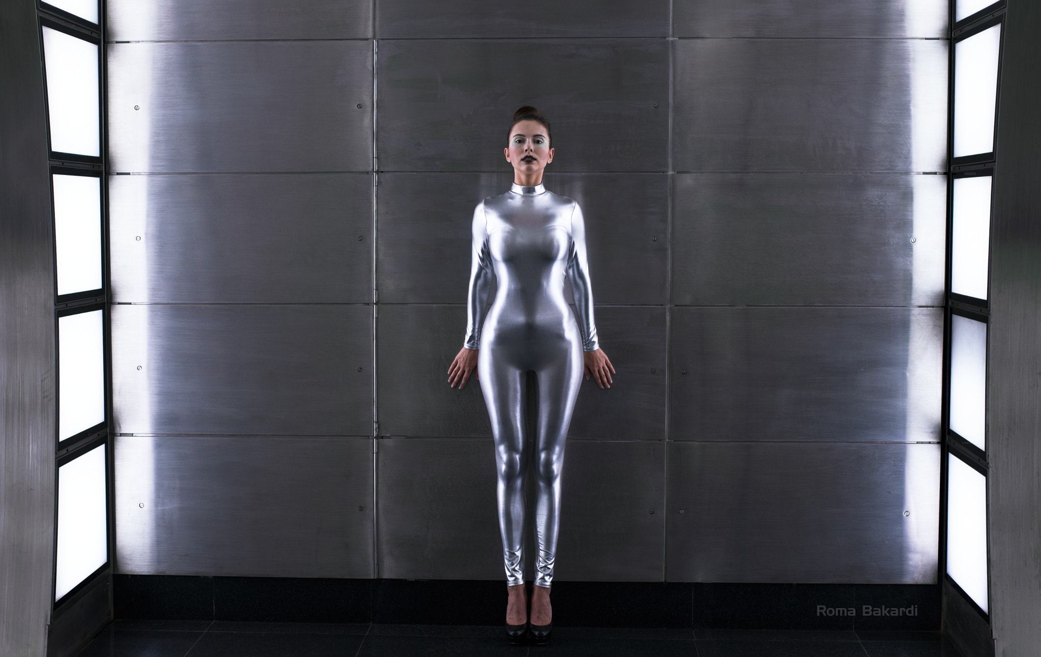 Roma Bakardi in silver bodysuit HD Wallpaper