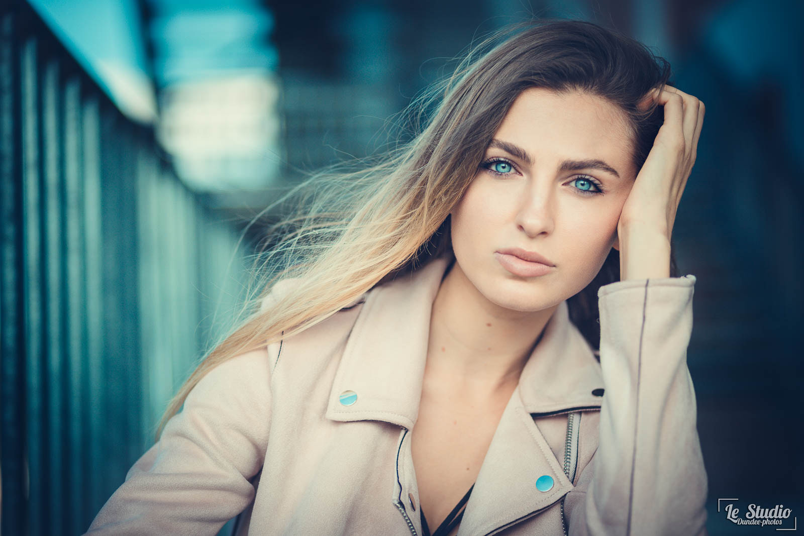 Portrait of a woman with blue eyes HD Wallpaper