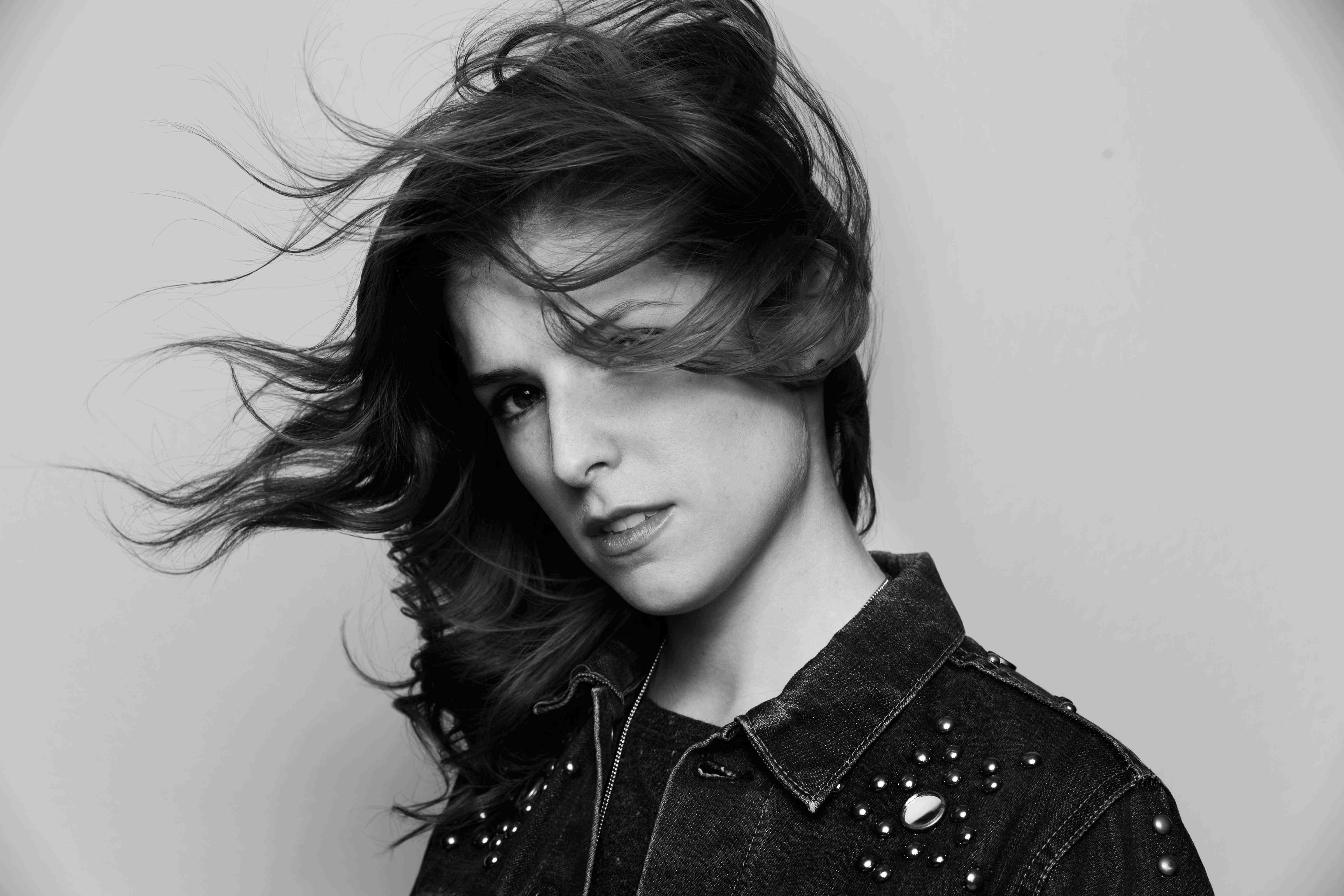 Anna Kendrick in a denim jacket HD Wallpaper