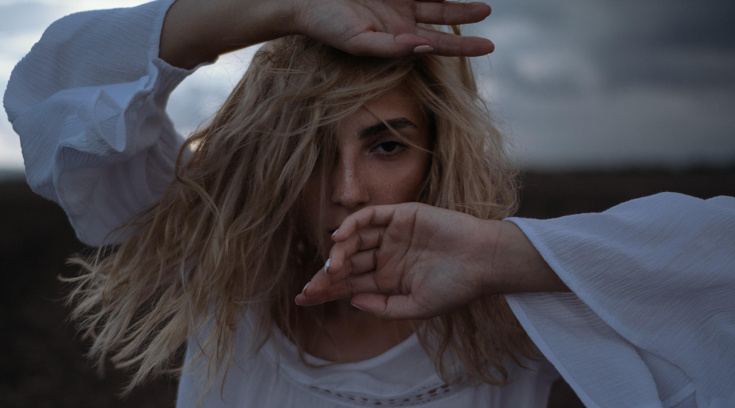 Alina Chopenko with blonde hair and freckles outdoors HD Wallpaper