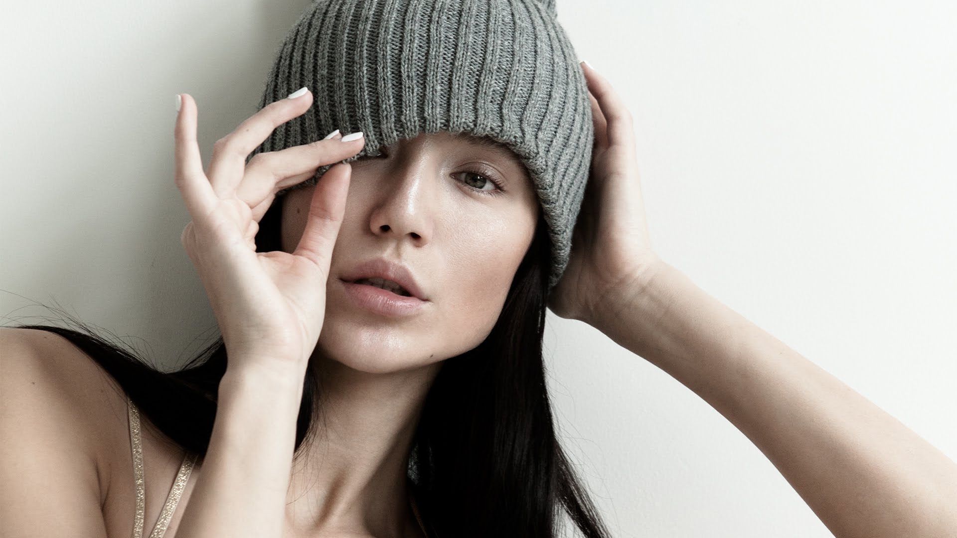 Dina, a model wearing a grey beanie HD Wallpaper
