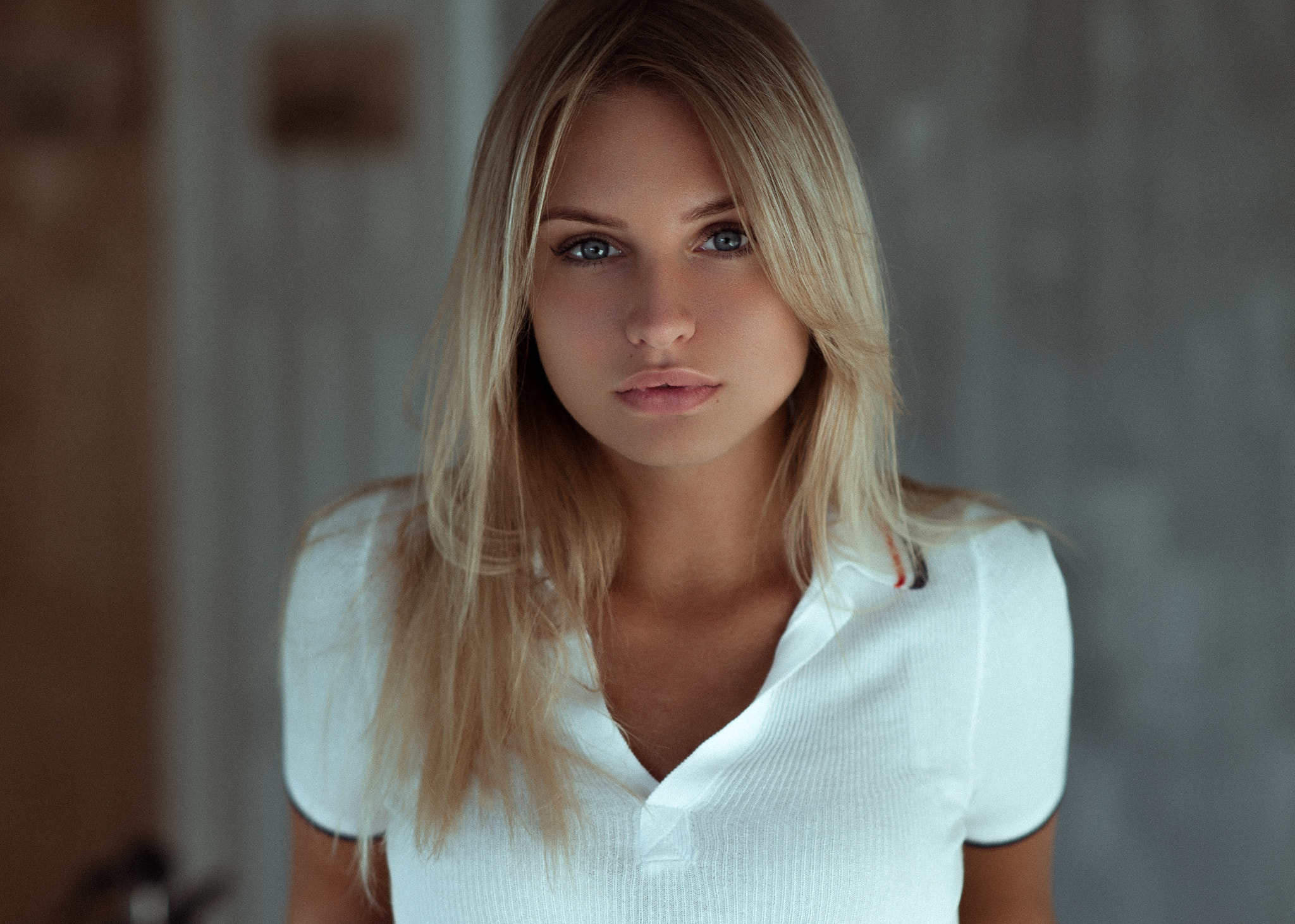 Portrait of a blonde woman HD Wallpaper