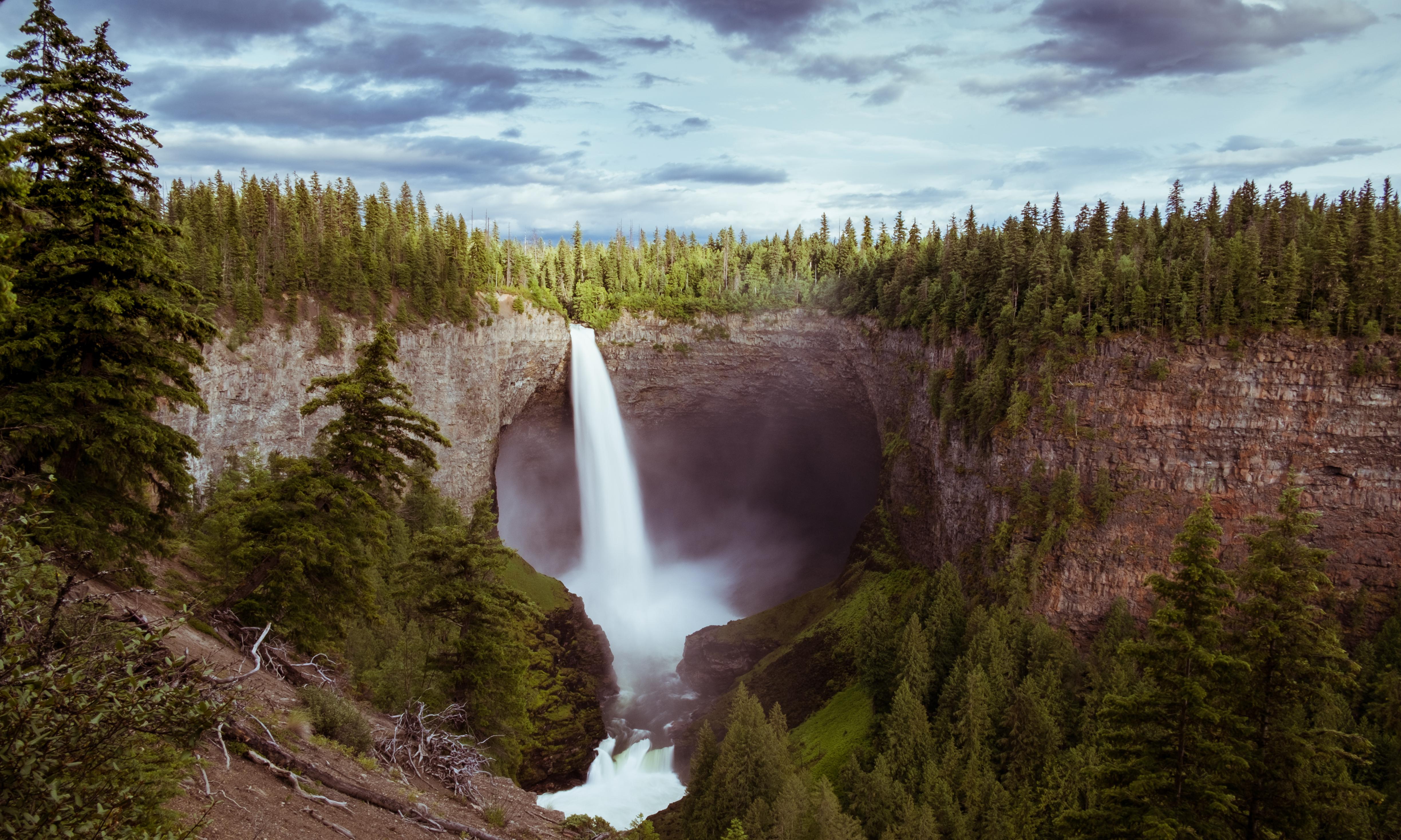 Helmcken Falls in Wells Gray Provincial Park, British Columbia HD Wallpaper