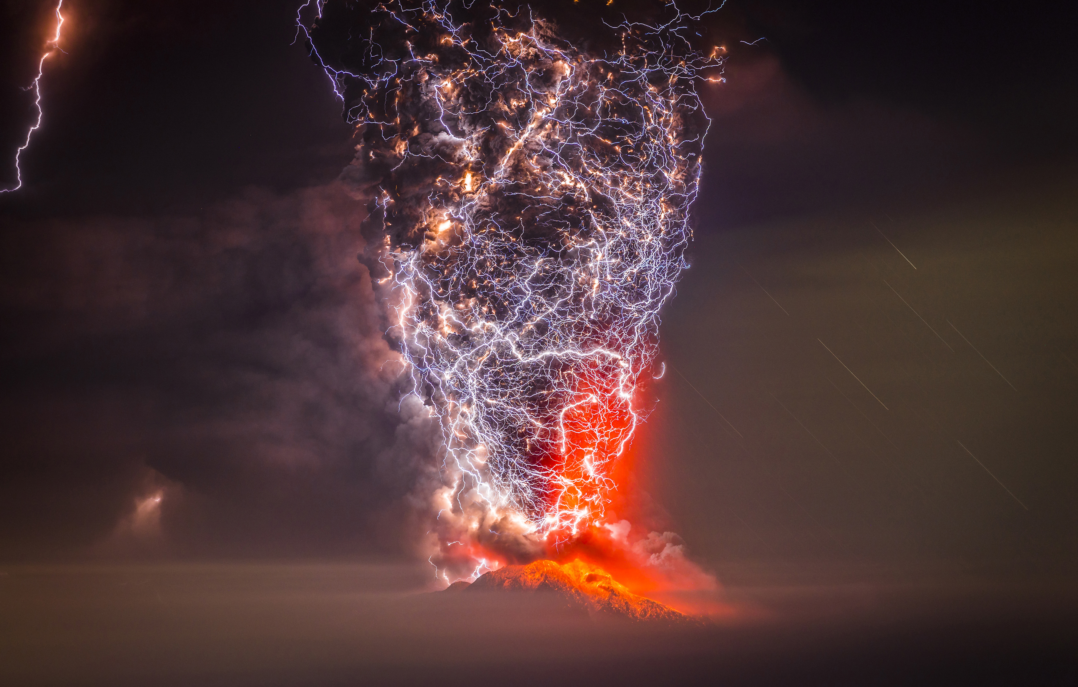 Volcanic lightning eruption in Chile HD Wallpaper