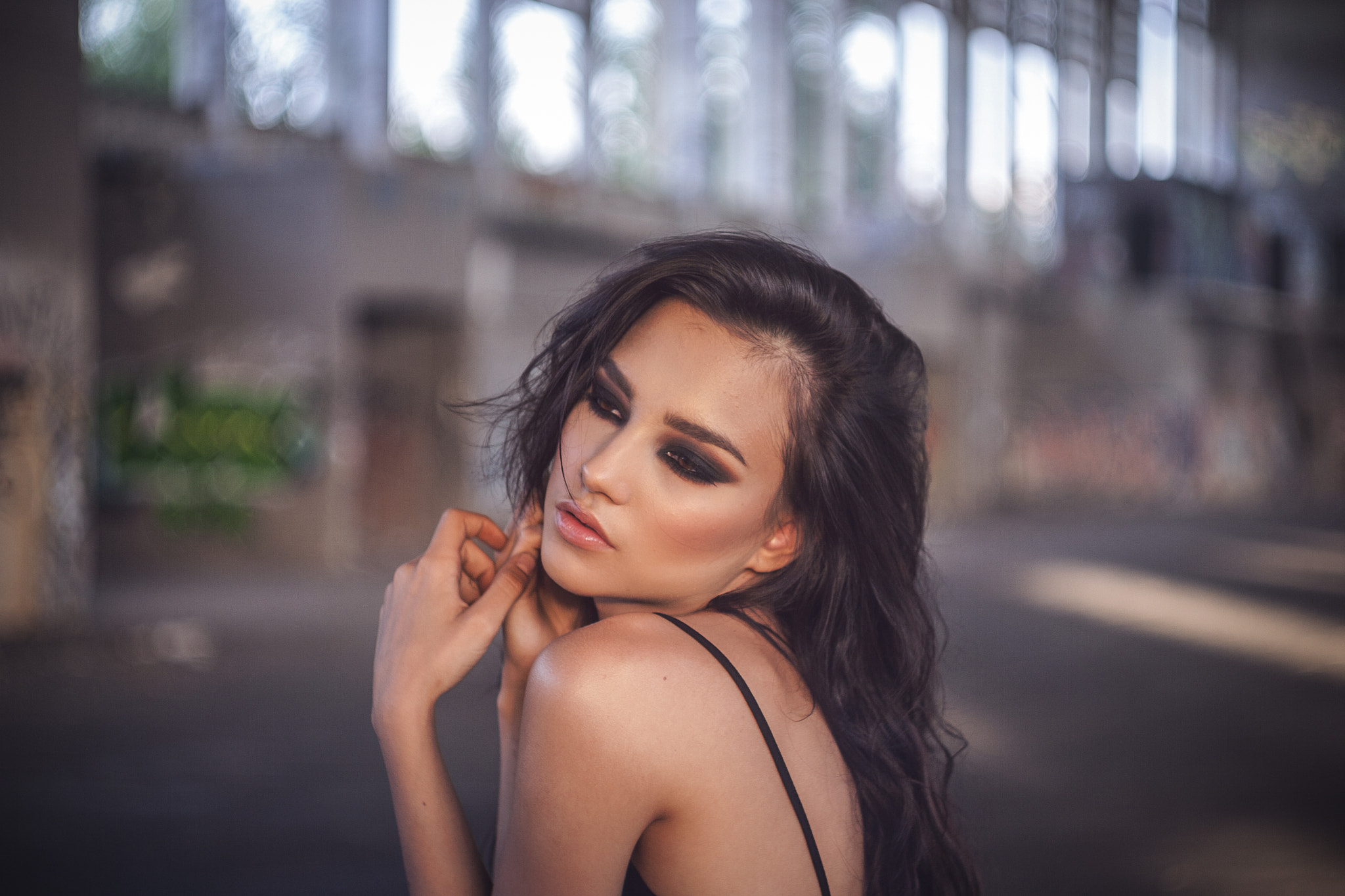 Woman with dark eye makeup looking away HD Wallpaper