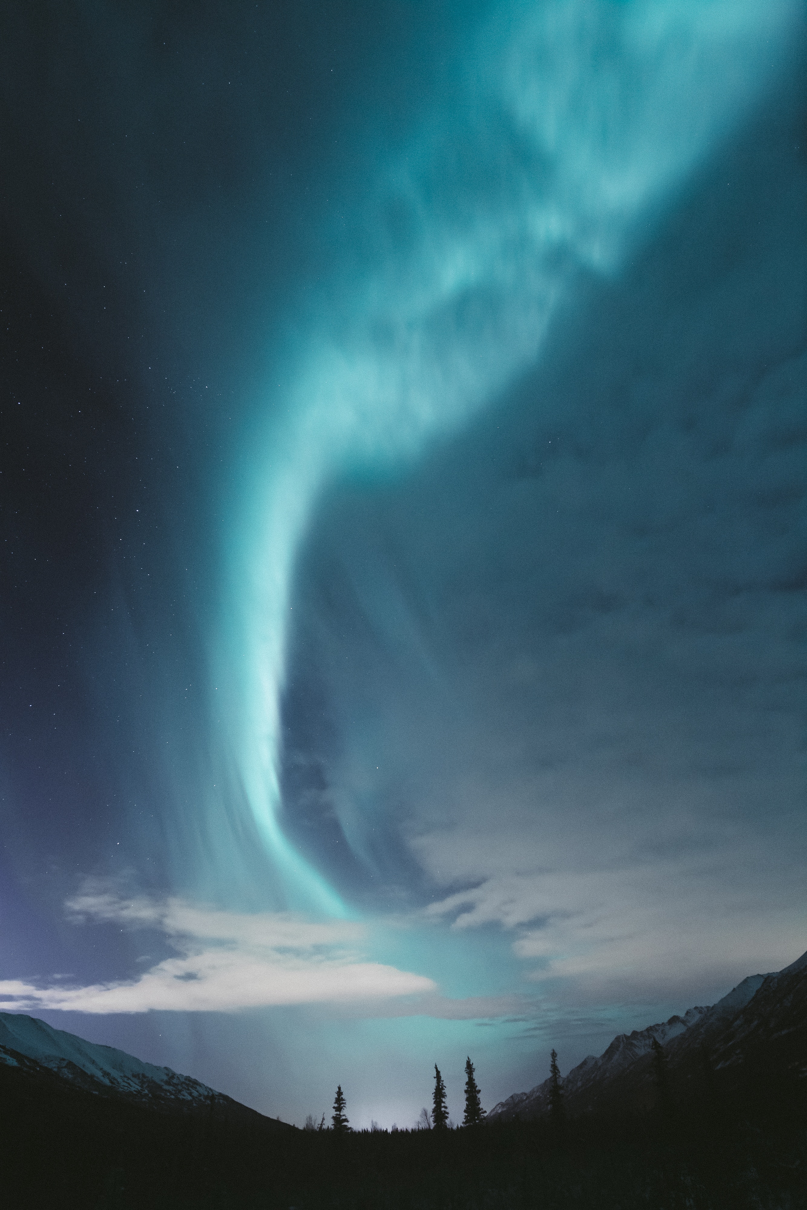 Aurora Borealis over snowy mountains and trees HD Wallpaper