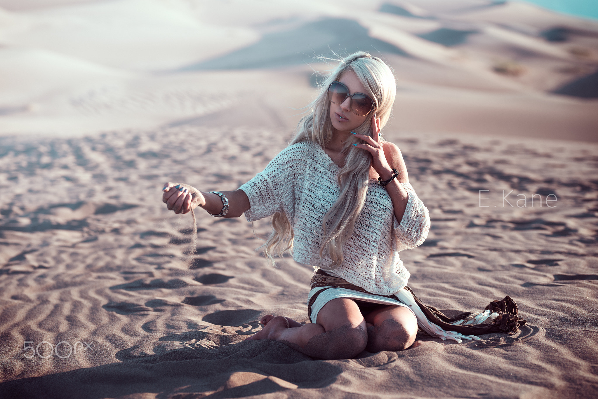 Woman in desert holding sand HD Wallpaper