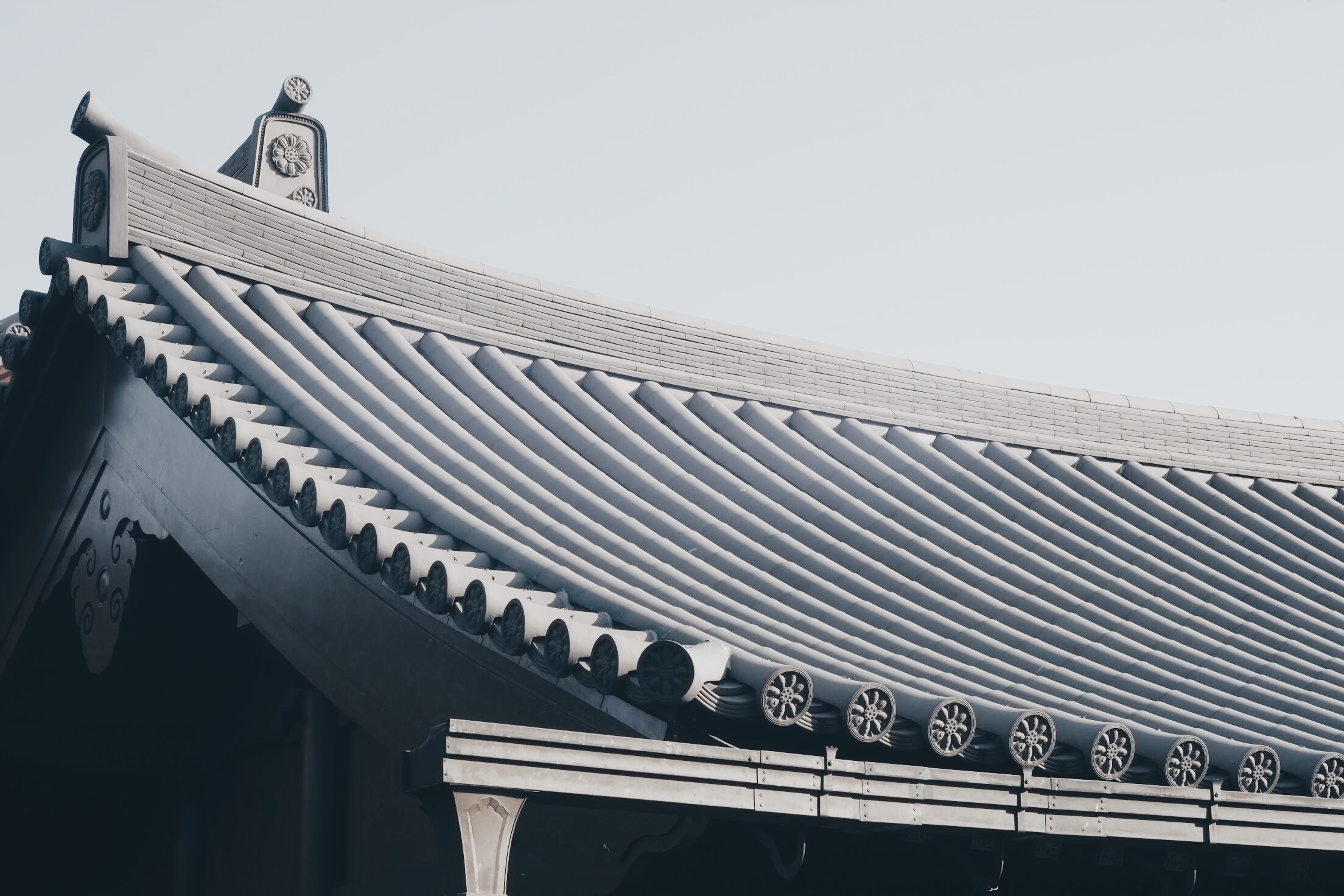 Traditional East Asian roof architecture HD Wallpaper