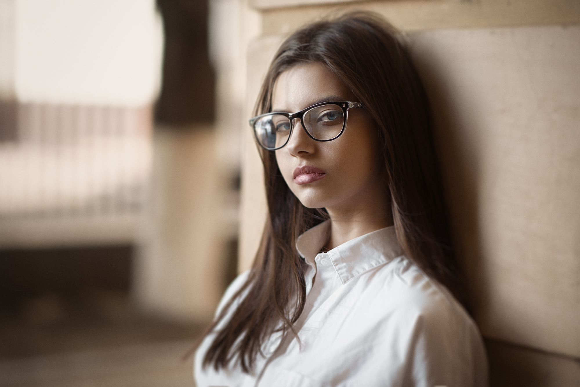 Woman with glasses wearing a white shirt HD Wallpaper