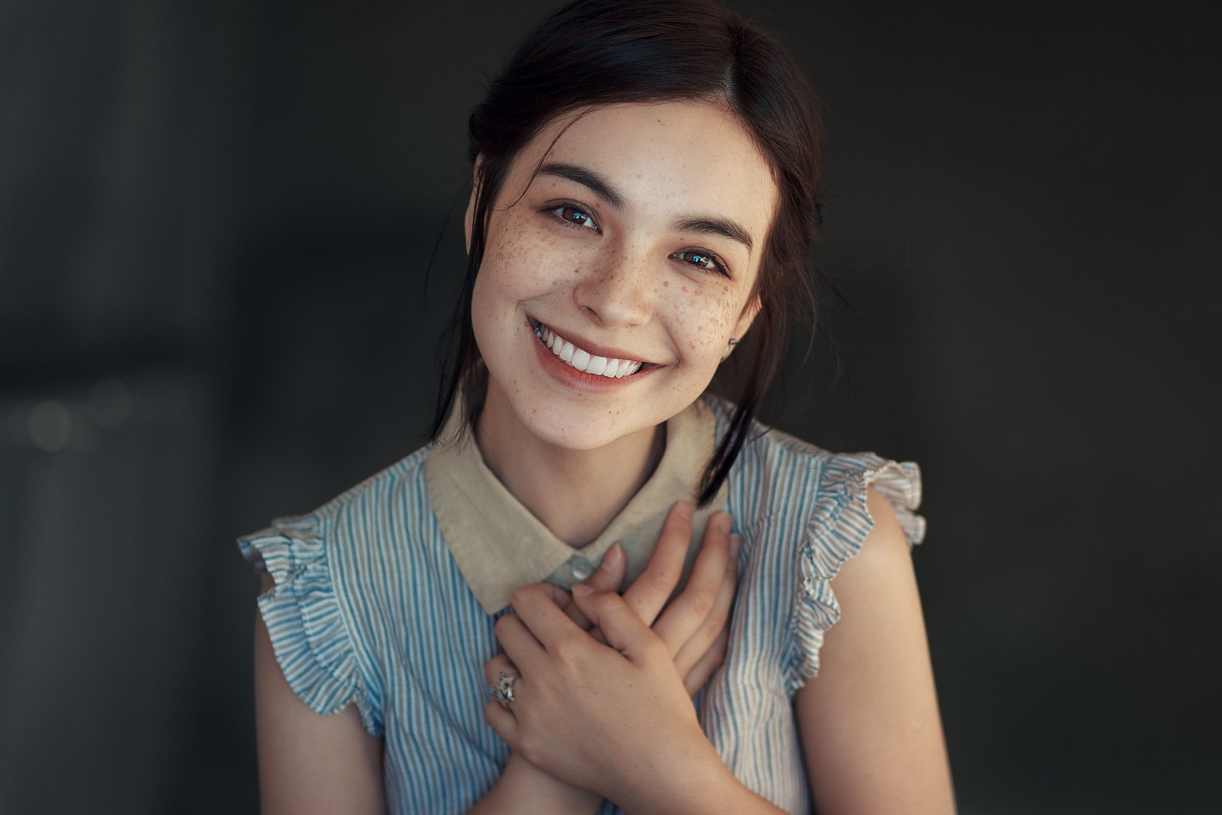 Woman with freckles smiling HD Wallpaper