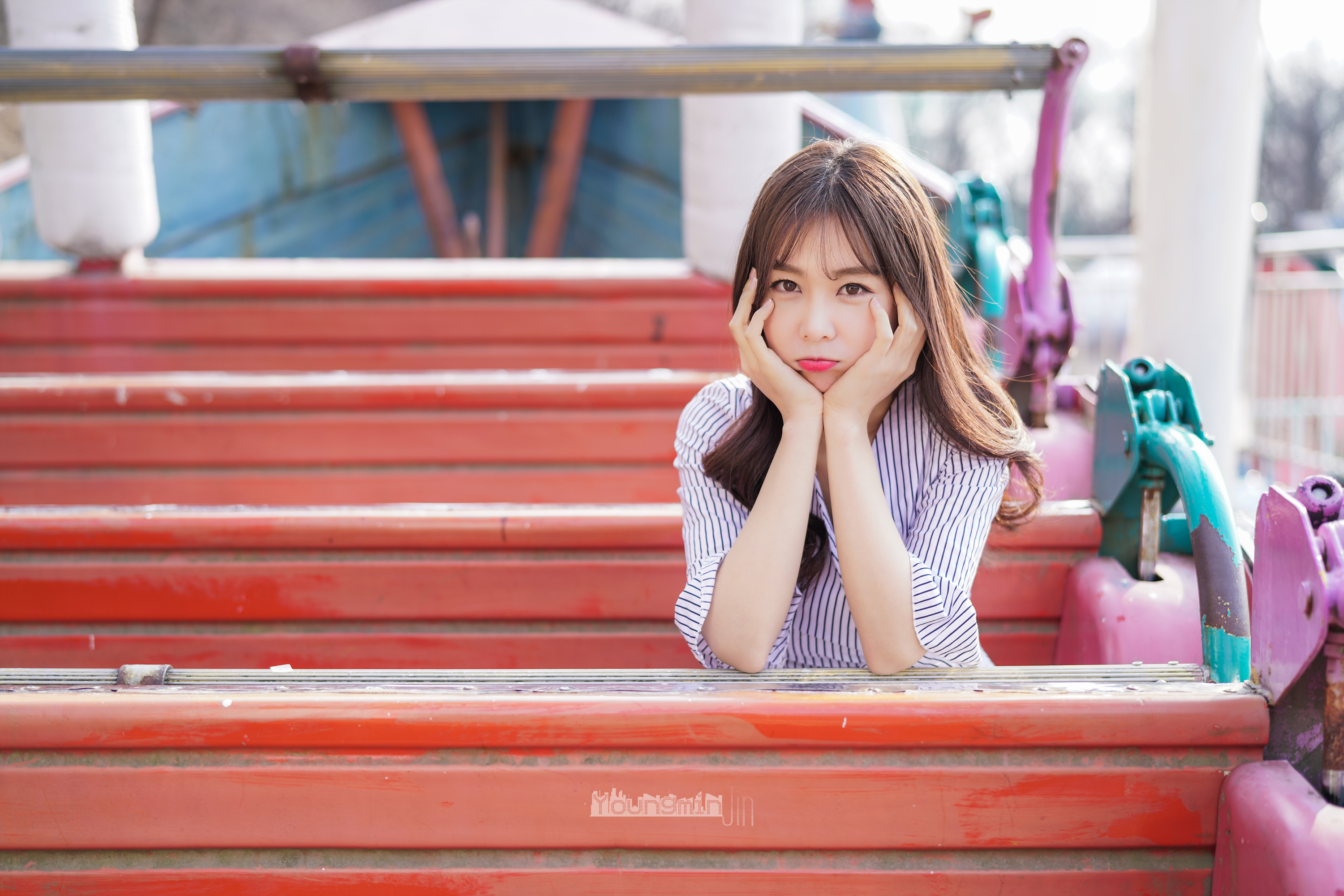 Son Ye In sitting on red seats HD Wallpaper
