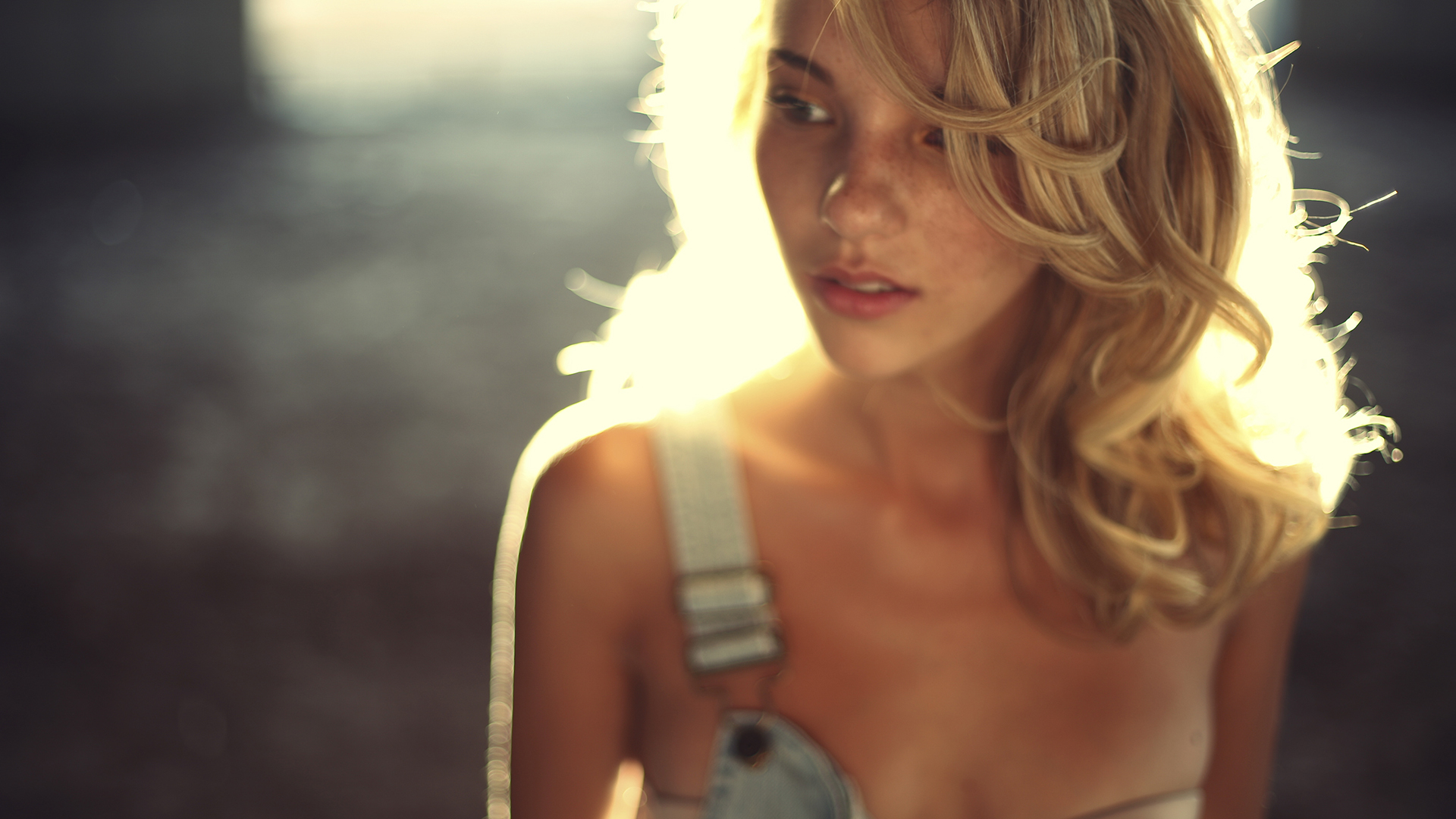 Woman with blonde hair and freckles wearing overalls HD Wallpaper