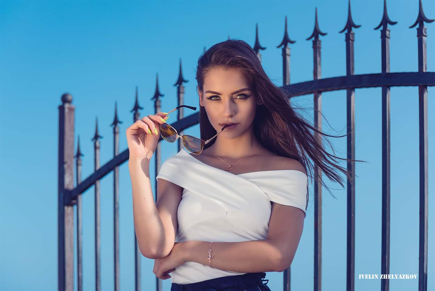 Woman with sunglasses in front of a fence HD Wallpaper